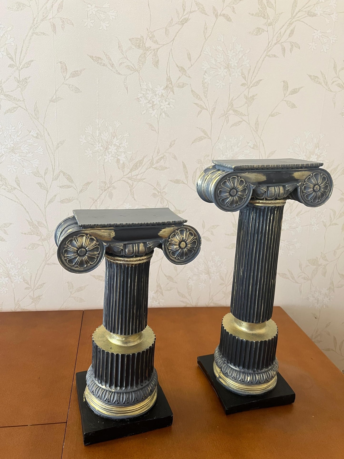 Klassische griechische Säulenständer im Set oder einzeln, griechischer Säulenständer, Ständer im korinthischen Stil, dekorative Vitrinenständer