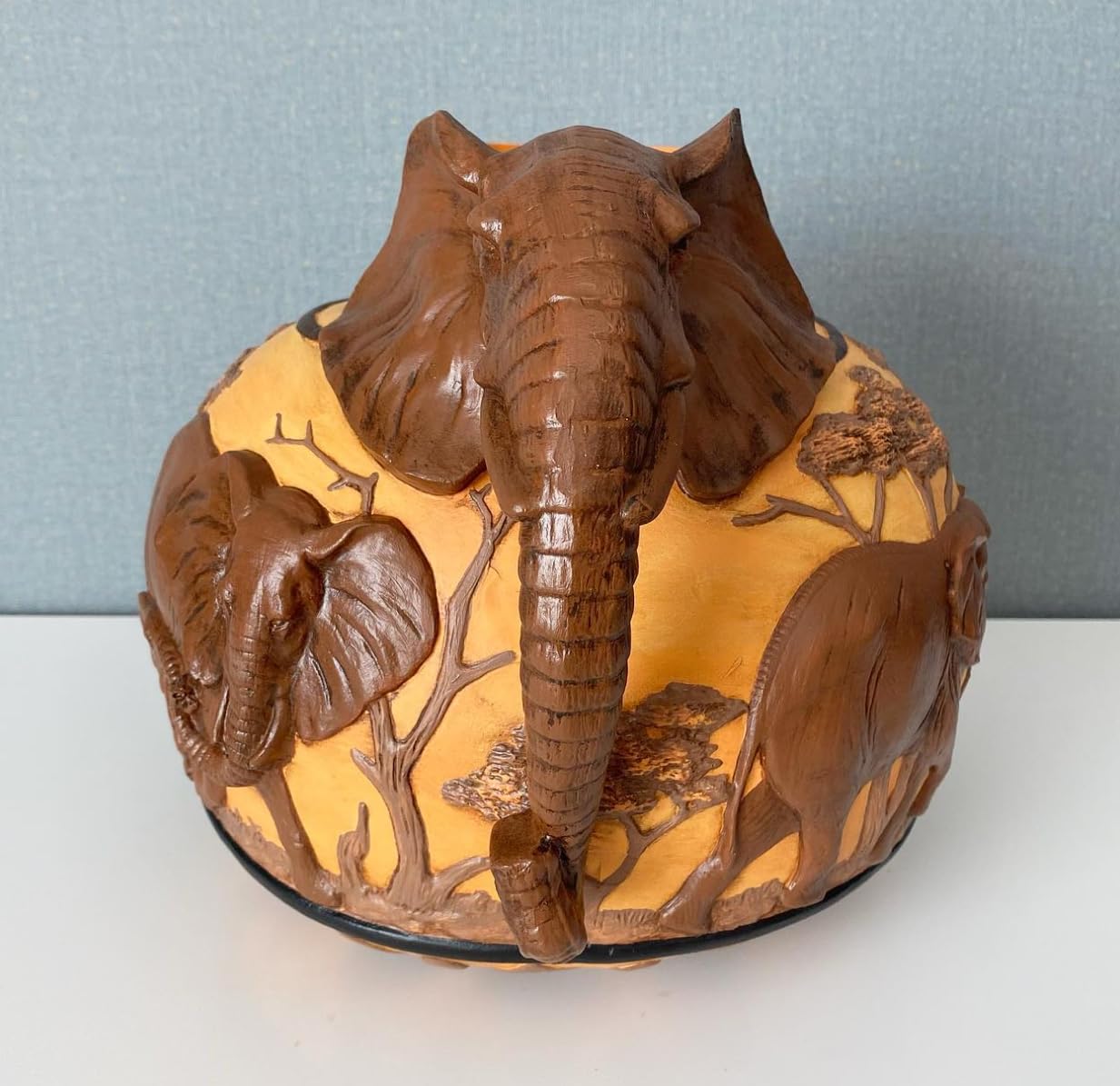 Elefantenvase, handgefertigtes Safari-Dekor, Wildlife Art Decor, Elefanten-Henkelvase, exotisches Wohndekor, Elefantenvase-Dekor, afrikanische Vase, Wildlife Vase