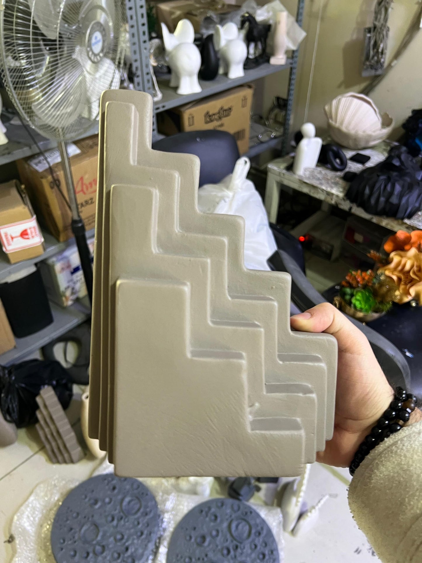 Abstrakte Treppenskulptur, Modernes geometrisches Dekor, minimalistische treppenförmige Statue, dekorative Wohnakzente, skandinavisches Design, Treppenbuchstütze