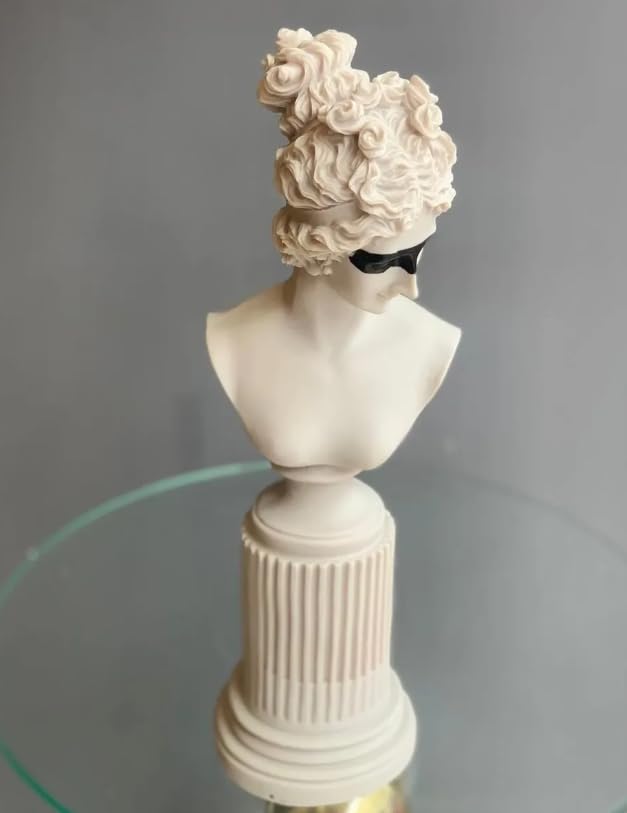 Weibliche Büstenskulptur, Elegante Büstenstatue auf dekorativem Sockel, Lafayette-Skulptur, Lafayette-Büstendekor, griechische Büstenstatue, Lafayette-Büste, Lafayette-Dekor, Lafayette-Statue