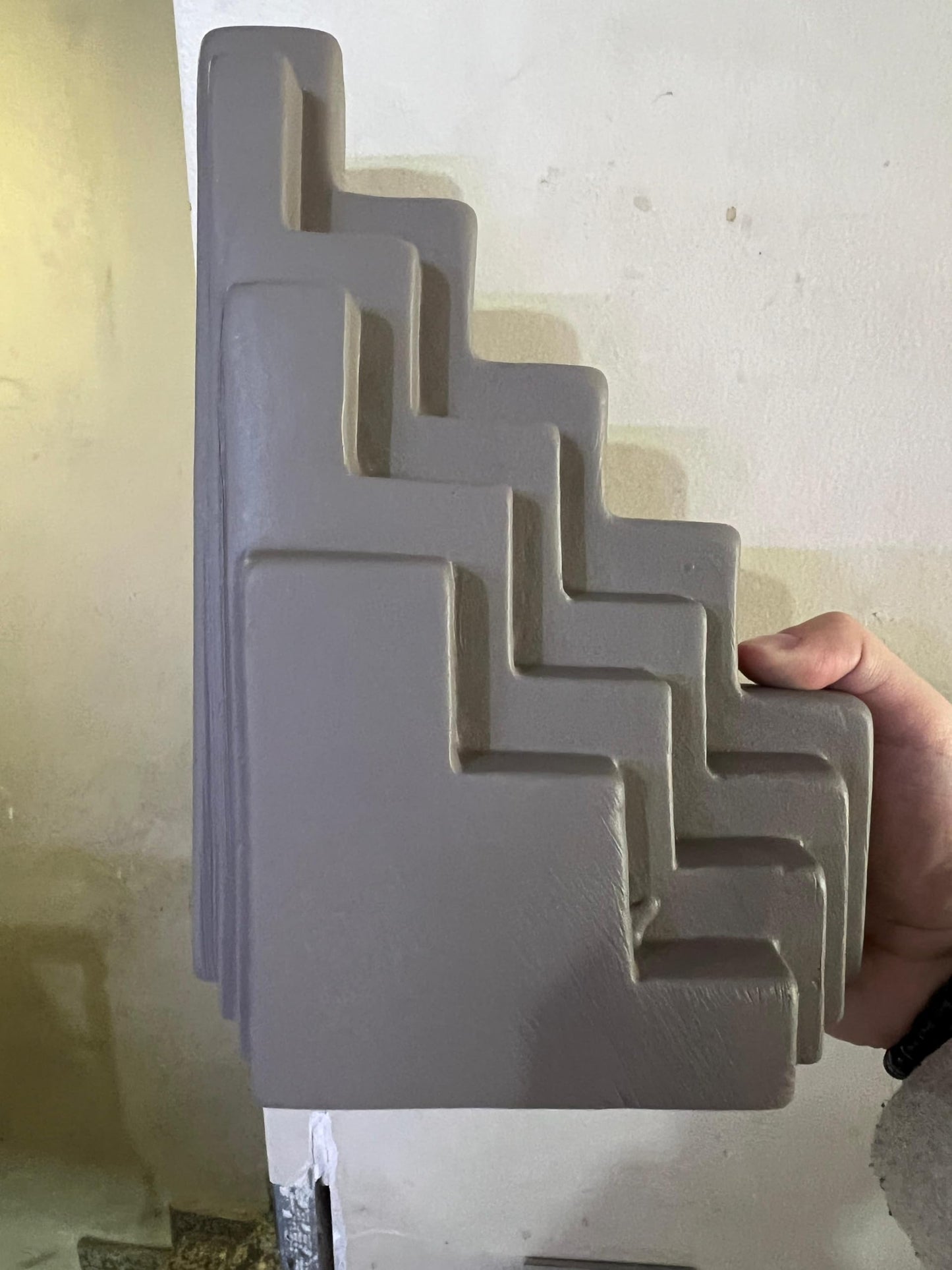 Abstrakte Treppenskulptur, Modernes geometrisches Dekor, minimalistische treppenförmige Statue, dekorative Wohnakzente, skandinavisches Design, Treppenbuchstütze