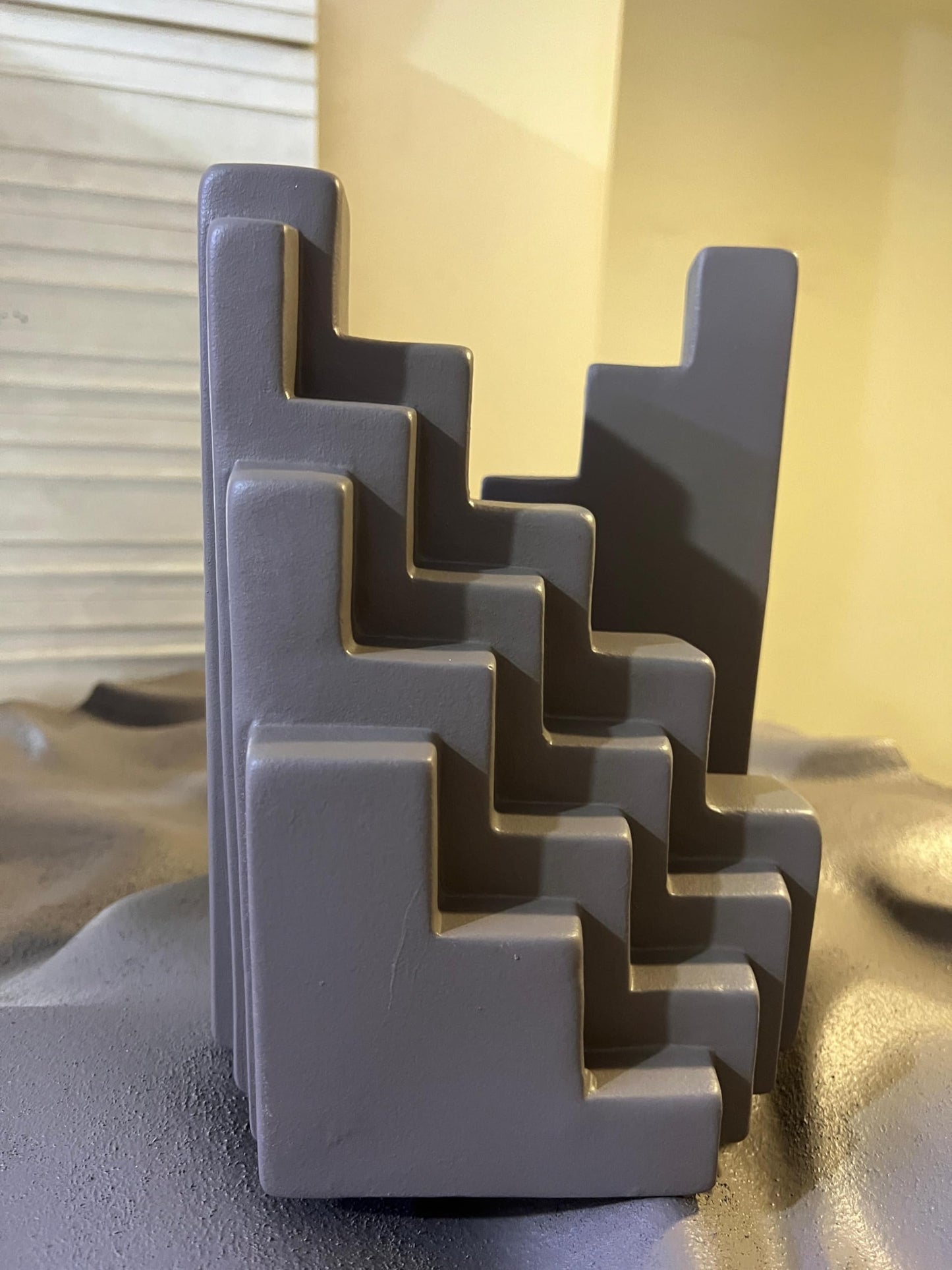 Abstrakte Treppenskulptur, Modernes geometrisches Dekor, minimalistische treppenförmige Statue, dekorative Wohnakzente, skandinavisches Design, Treppenbuchstütze