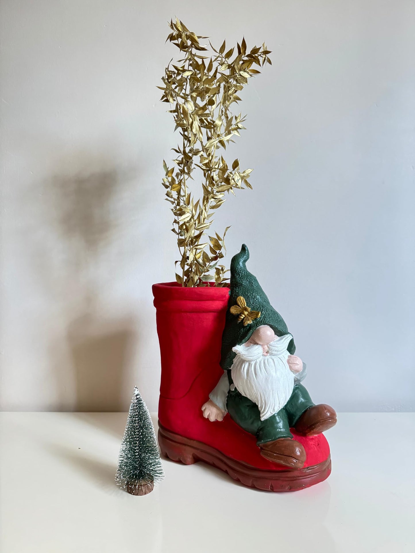 Statuetta con stivali di Babbo Natale, Babbo Natale decorativo, decorazioni natalizie, statua con stivali di Babbo Natale, regalo di Natale, scultura di gnomo, decorazione di gnomo, oggetto di gnomo, statua di gnomo, statuetta di gnomo