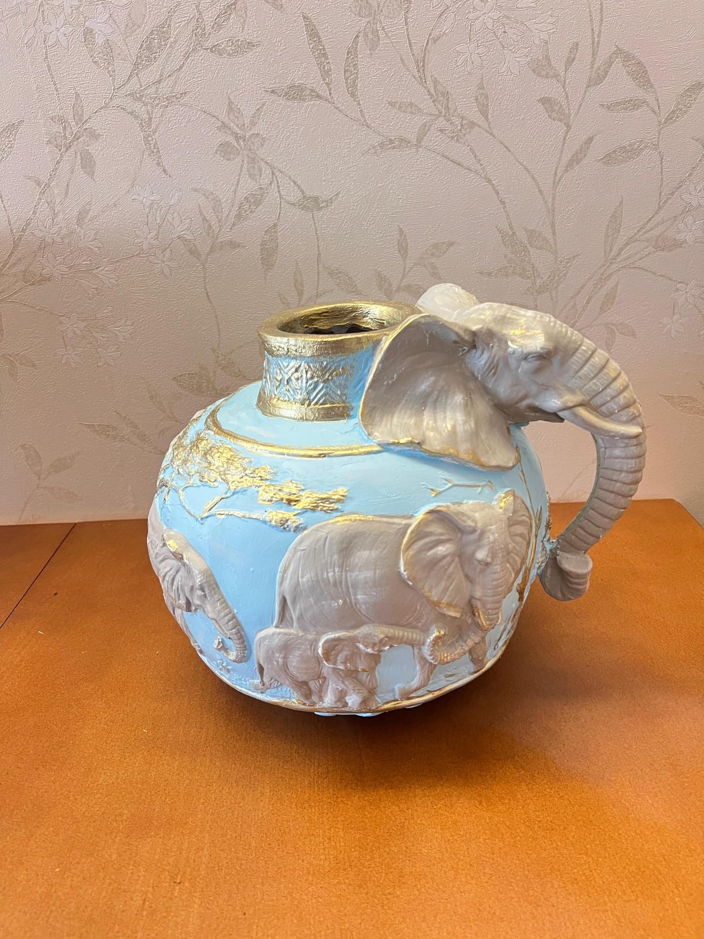 Elefantenvase, handgefertigtes Safari-Dekor, Wildlife Art Decor, Elefanten-Henkelvase, exotisches Wohndekor, Elefantenvase-Dekor, afrikanische Vase, Wildlife Vase