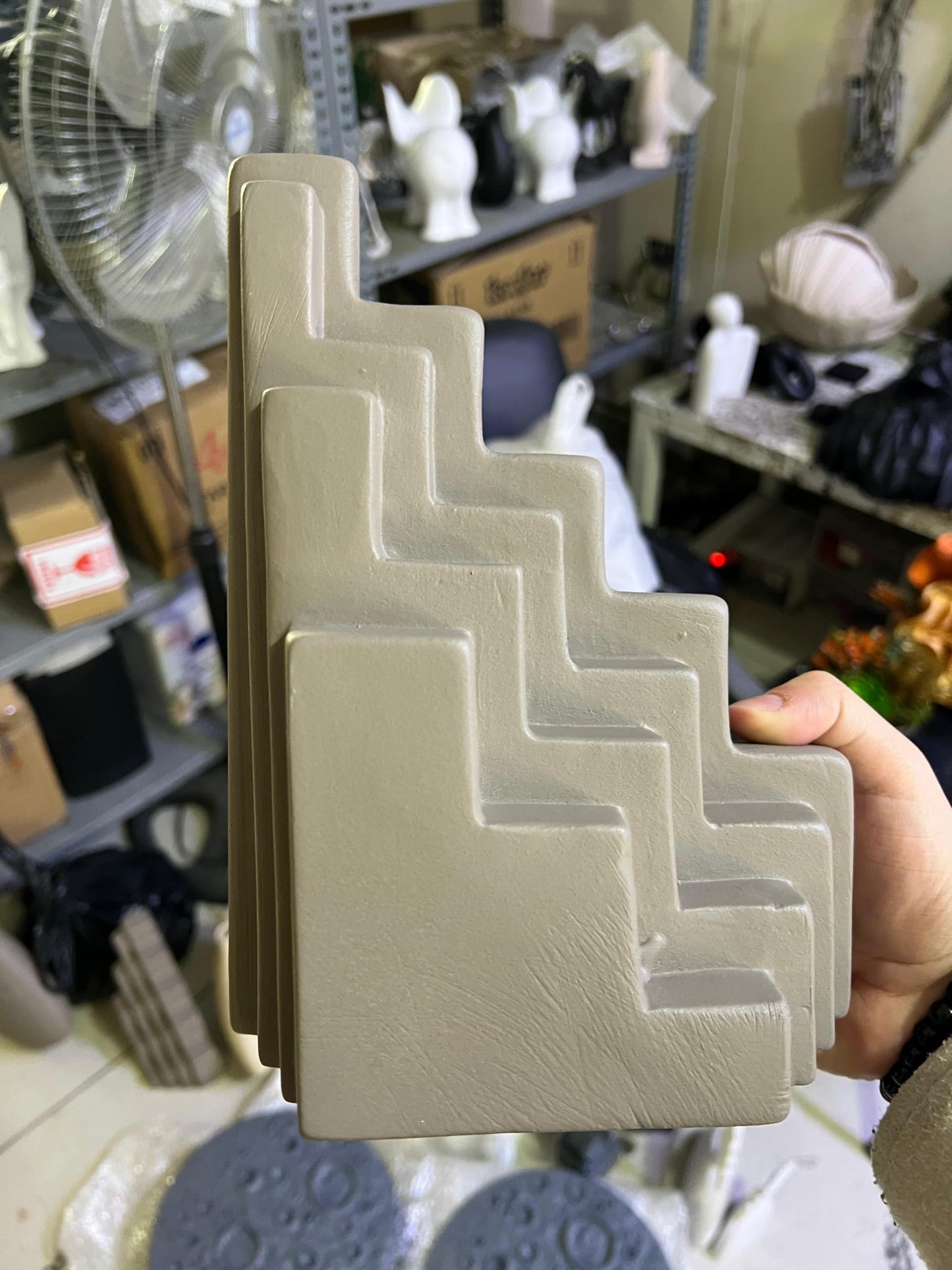 Abstrakte Treppenskulptur, Modernes geometrisches Dekor, minimalistische treppenförmige Statue, dekorative Wohnakzente, skandinavisches Design, Treppenbuchstütze