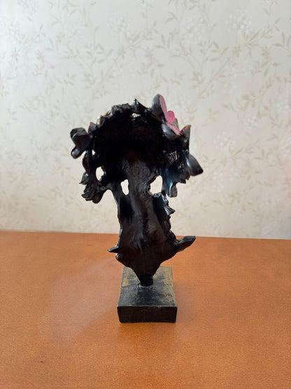 Scultura artistica di volto di ragazza con fiori, decorazione artistica di volto floreale, decorazione astratta femminile, scultura di volto con farfalle, decorazione di farfalle, statua di farfalle