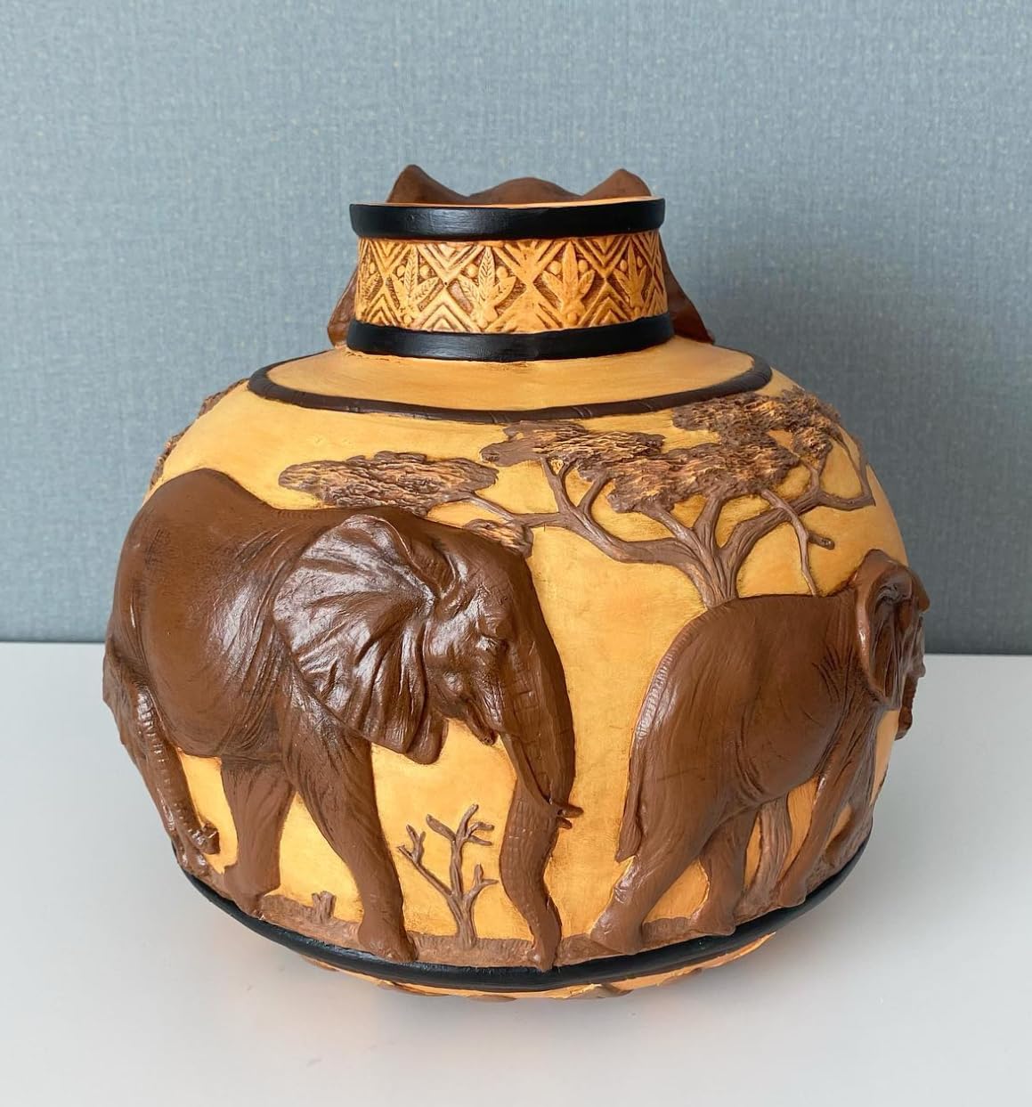 Elefantenvase, handgefertigtes Safari-Dekor, Wildlife Art Decor, Elefanten-Henkelvase, exotisches Wohndekor, Elefantenvase-Dekor, afrikanische Vase, Wildlife Vase