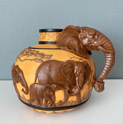 Elefantenvase, handgefertigtes Safari-Dekor, Wildlife Art Decor, Elefanten-Henkelvase, exotisches Wohndekor, Elefantenvase-Dekor, afrikanische Vase, Wildlife Vase