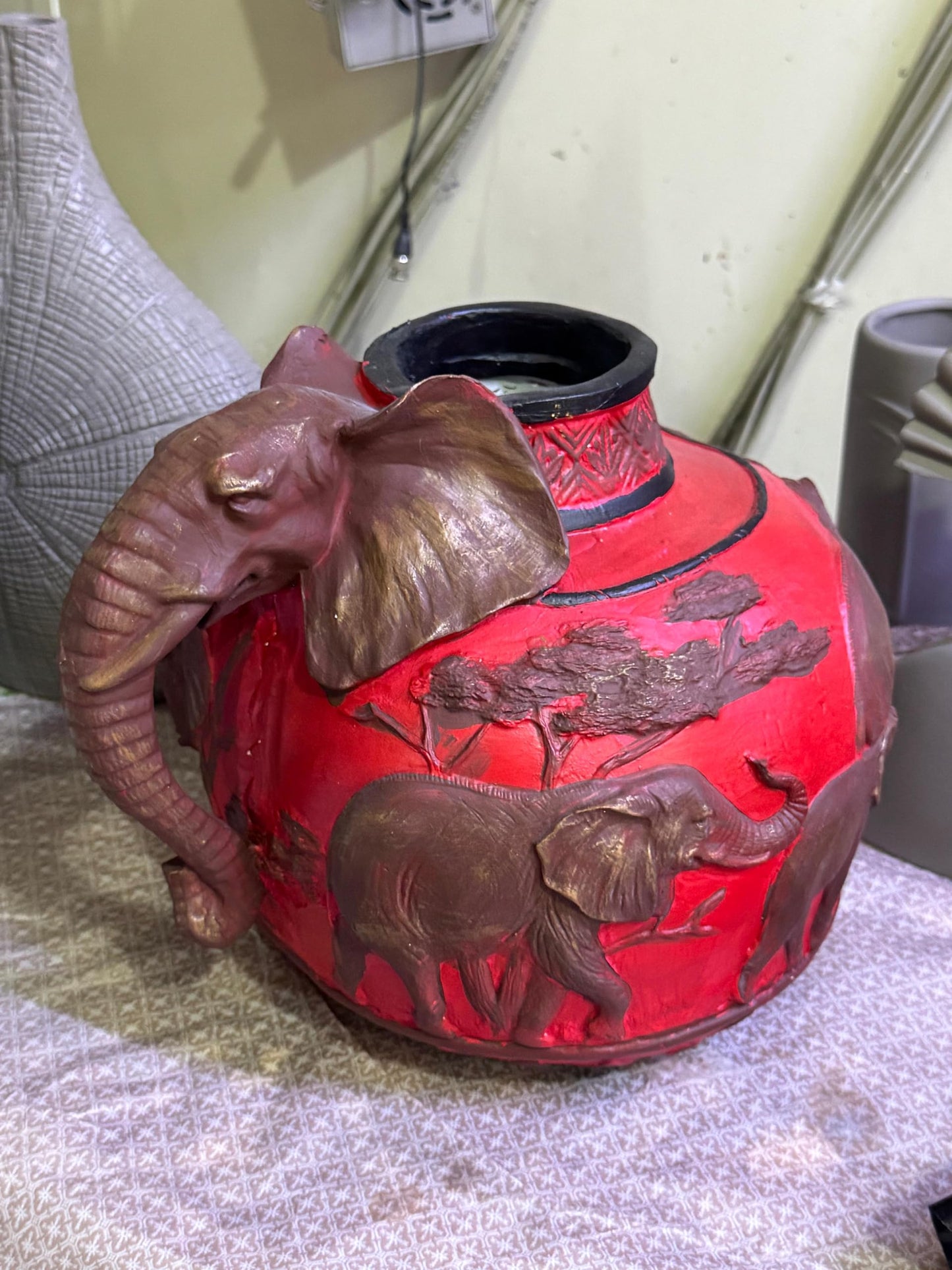 Elefantenvase, handgefertigtes Safari-Dekor, Wildlife Art Decor, Elefanten-Henkelvase, exotisches Wohndekor, Elefantenvase-Dekor, afrikanische Vase, Wildlife Vase