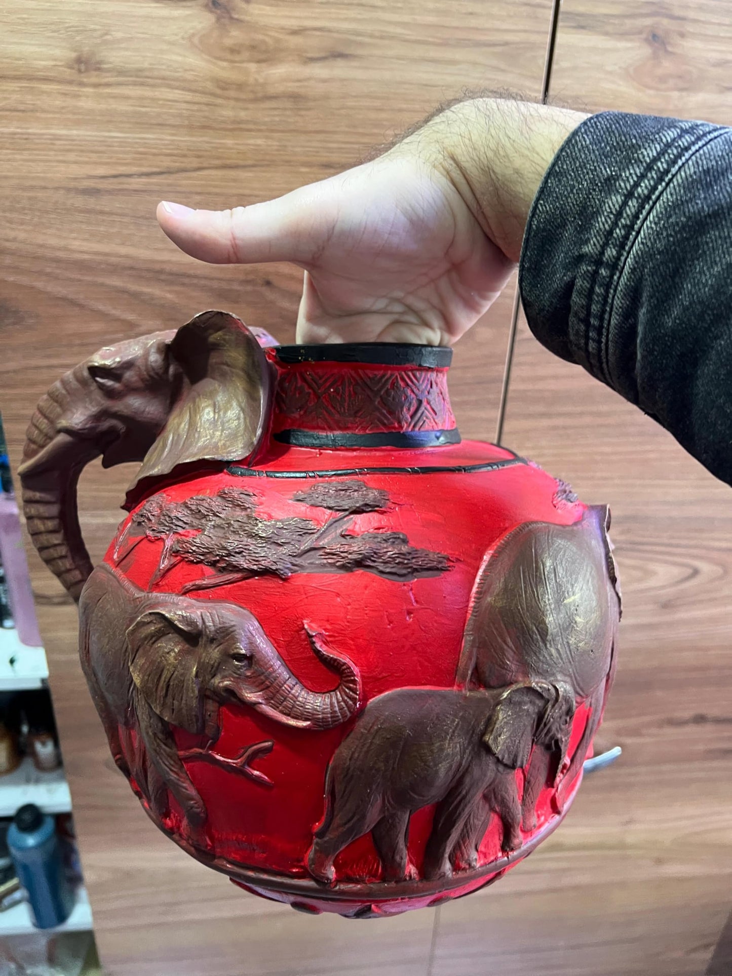 Elefantenvase, handgefertigtes Safari-Dekor, Wildlife Art Decor, Elefanten-Henkelvase, exotisches Wohndekor, Elefantenvase-Dekor, afrikanische Vase, Wildlife Vase