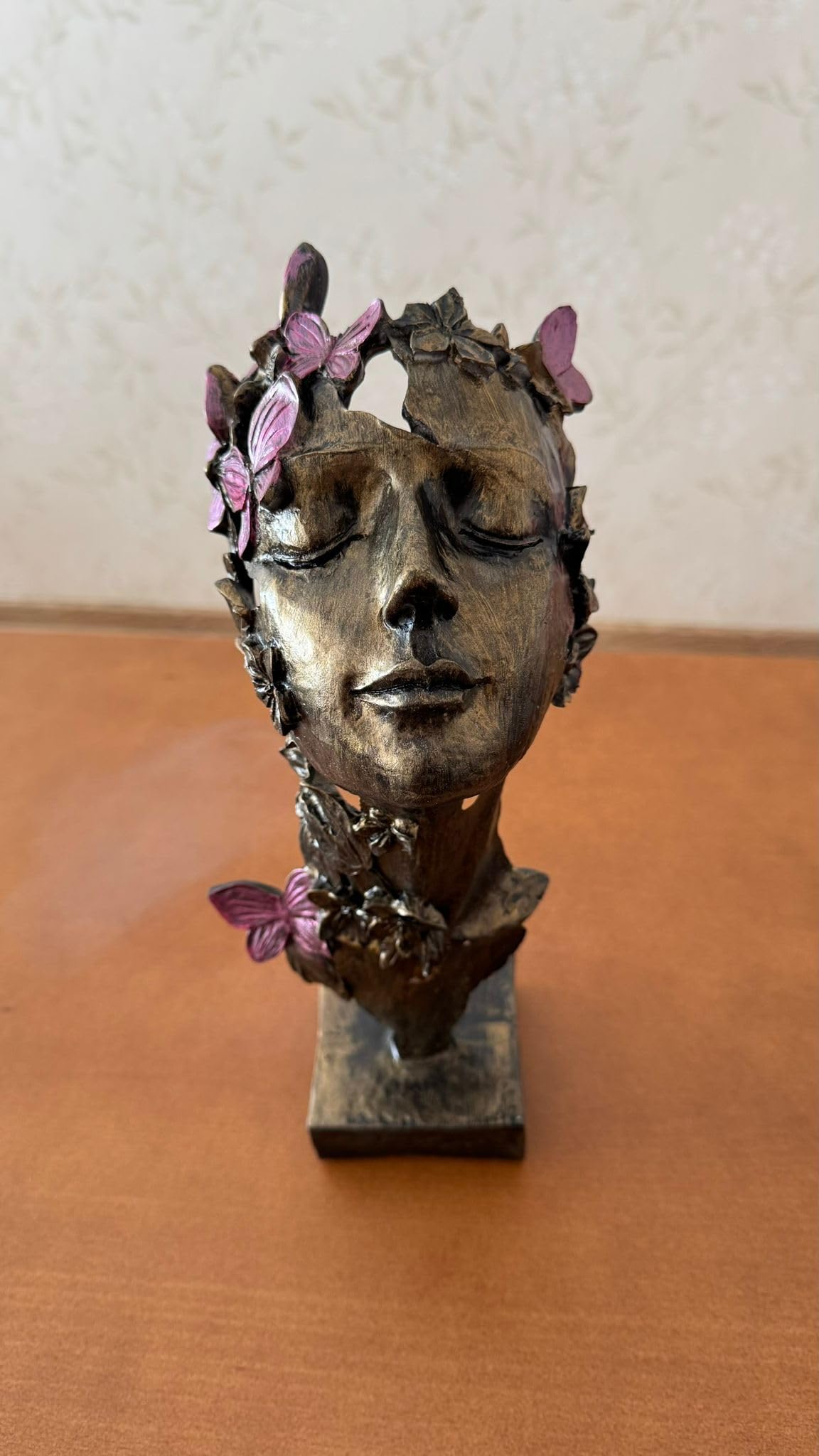 Scultura artistica di volto di ragazza con fiori, decorazione artistica di volto floreale, decorazione astratta femminile, scultura di volto con farfalle, decorazione di farfalle, statua di farfalle