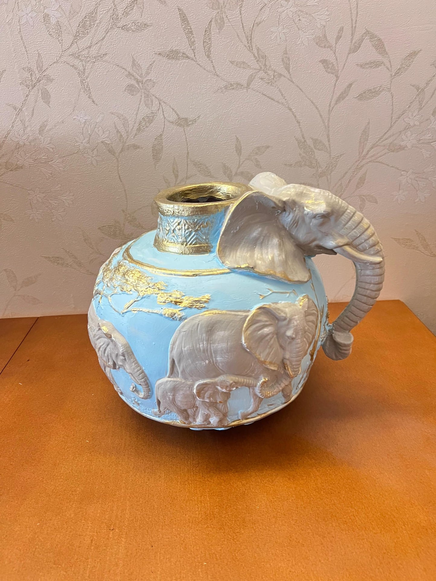 Elefantenvase, handgefertigtes Safari-Dekor, Wildlife Art Decor, Elefanten-Henkelvase, exotisches Wohndekor, Elefantenvase-Dekor, afrikanische Vase, Wildlife Vase
