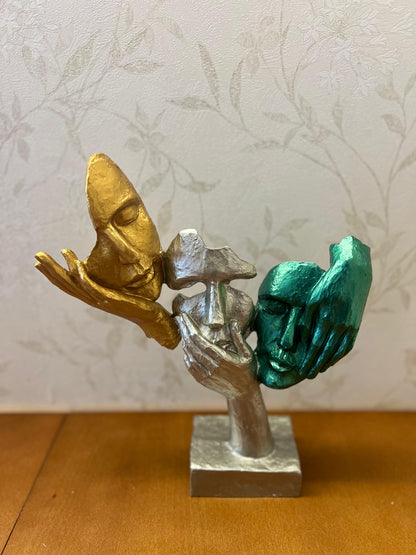 Statua astratta con tre volti in mano, decorazione da tavolo, scultura moderna di volti, decorazione di design astratto, scultura di volti, statua di volti, decorazione di volti, oggetti di volti, statuetta di volti