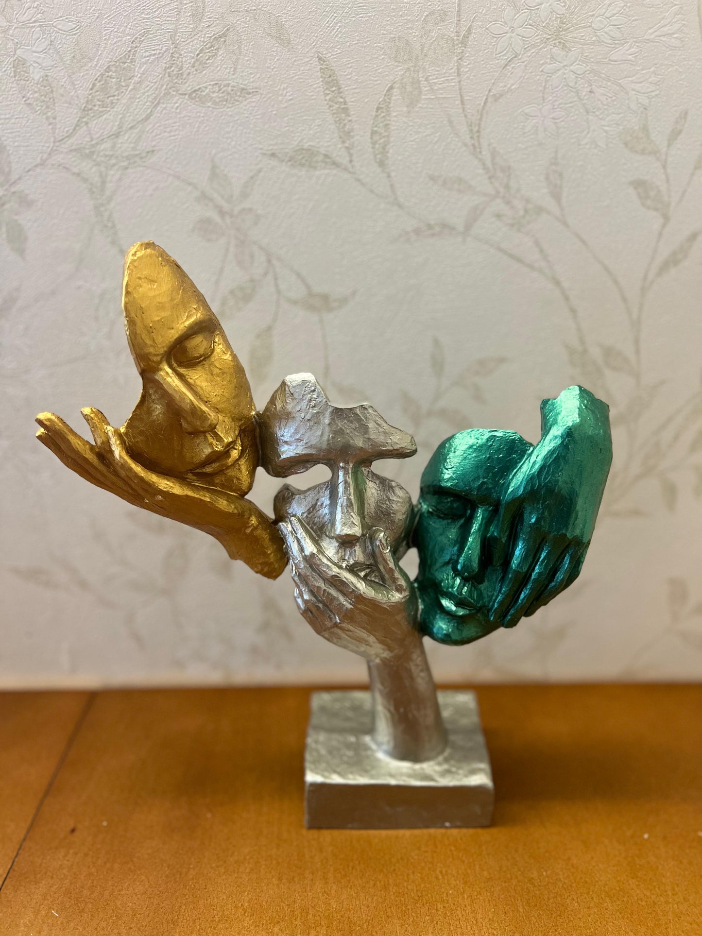 Statua astratta con tre volti in mano, decorazione da tavolo, scultura moderna di volti, decorazione di design astratto, scultura di volti, statua di volti, decorazione di volti, oggetti di volti, statuetta di volti