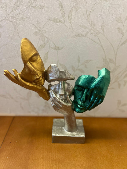 Statua astratta con tre volti in mano, decorazione da tavolo, scultura moderna di volti, decorazione di design astratto, scultura di volti, statua di volti, decorazione di volti, oggetti di volti, statuetta di volti