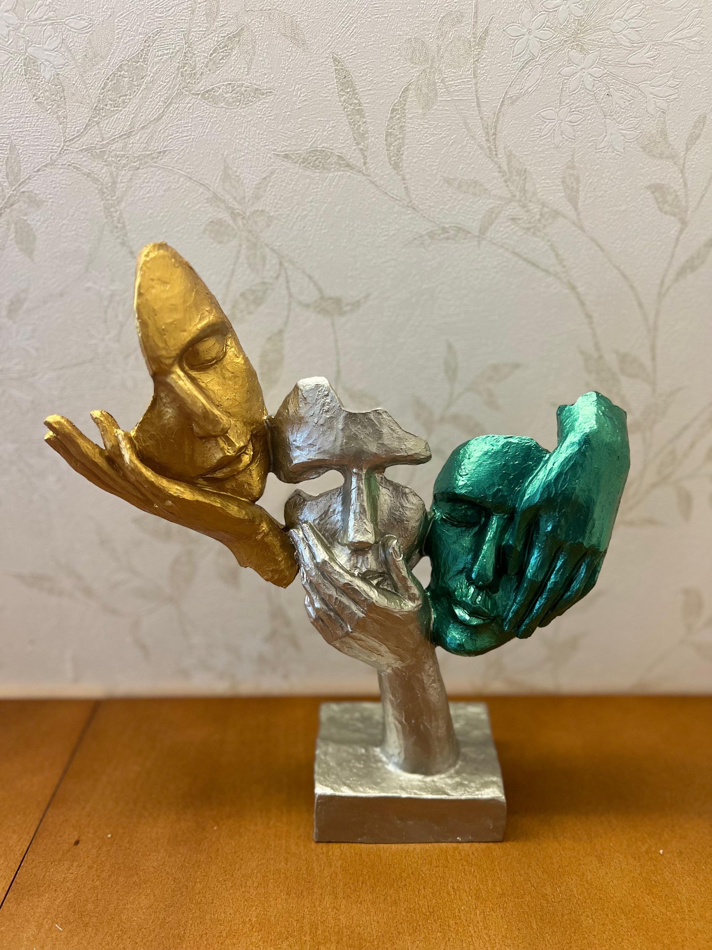 Statua astratta con tre volti in mano, decorazione da tavolo, scultura moderna di volti, decorazione di design astratto, scultura di volti, statua di volti, decorazione di volti, oggetti di volti, statuetta di volti