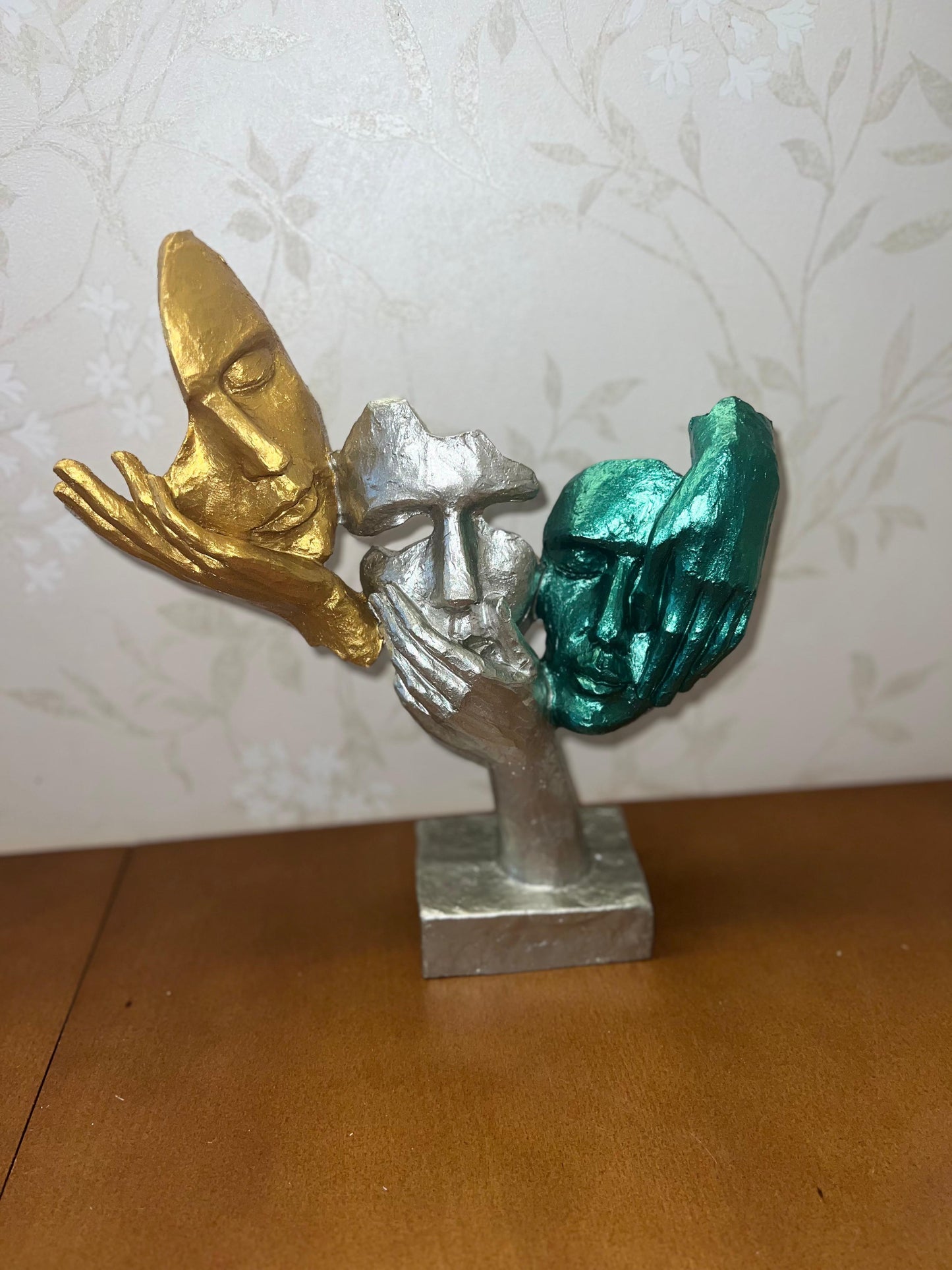 Statua astratta con tre volti in mano, decorazione da tavolo, scultura moderna di volti, decorazione di design astratto, scultura di volti, statua di volti, decorazione di volti, oggetti di volti, statuetta di volti