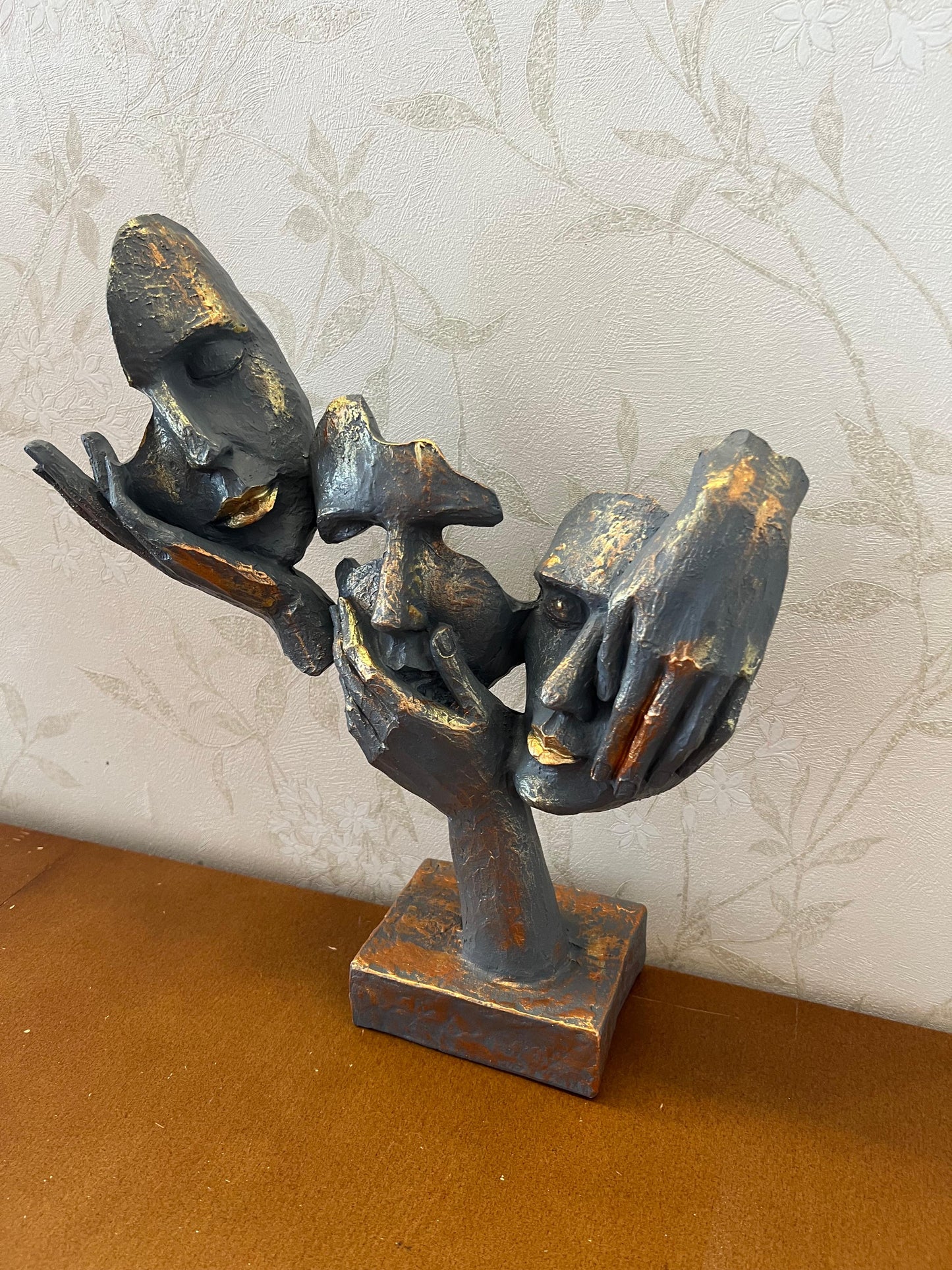 Abstrakte Statue mit drei Gesichtern auf der Hand, Tischdekoration, moderne Gesichtsskulptur, abstraktes Design-Dekor, Gesichtsskulptur, Gesichtsstatue, Gesichtsdekor, Gesichtsobjekte, Gesichtsfigur