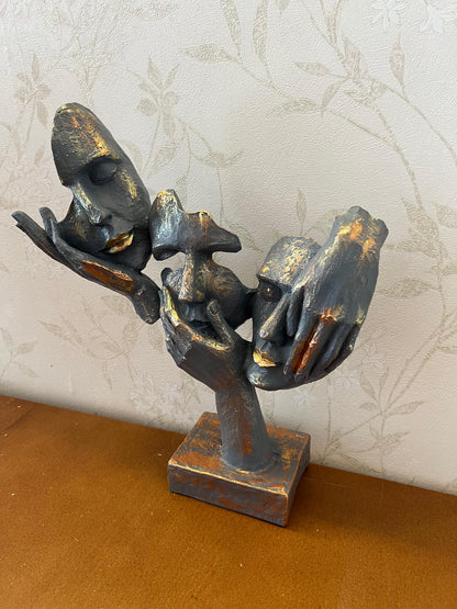 Abstrakte Statue mit drei Gesichtern auf der Hand, Tischdekoration, moderne Gesichtsskulptur, abstraktes Design-Dekor, Gesichtsskulptur, Gesichtsstatue, Gesichtsdekor, Gesichtsobjekte, Gesichtsfigur