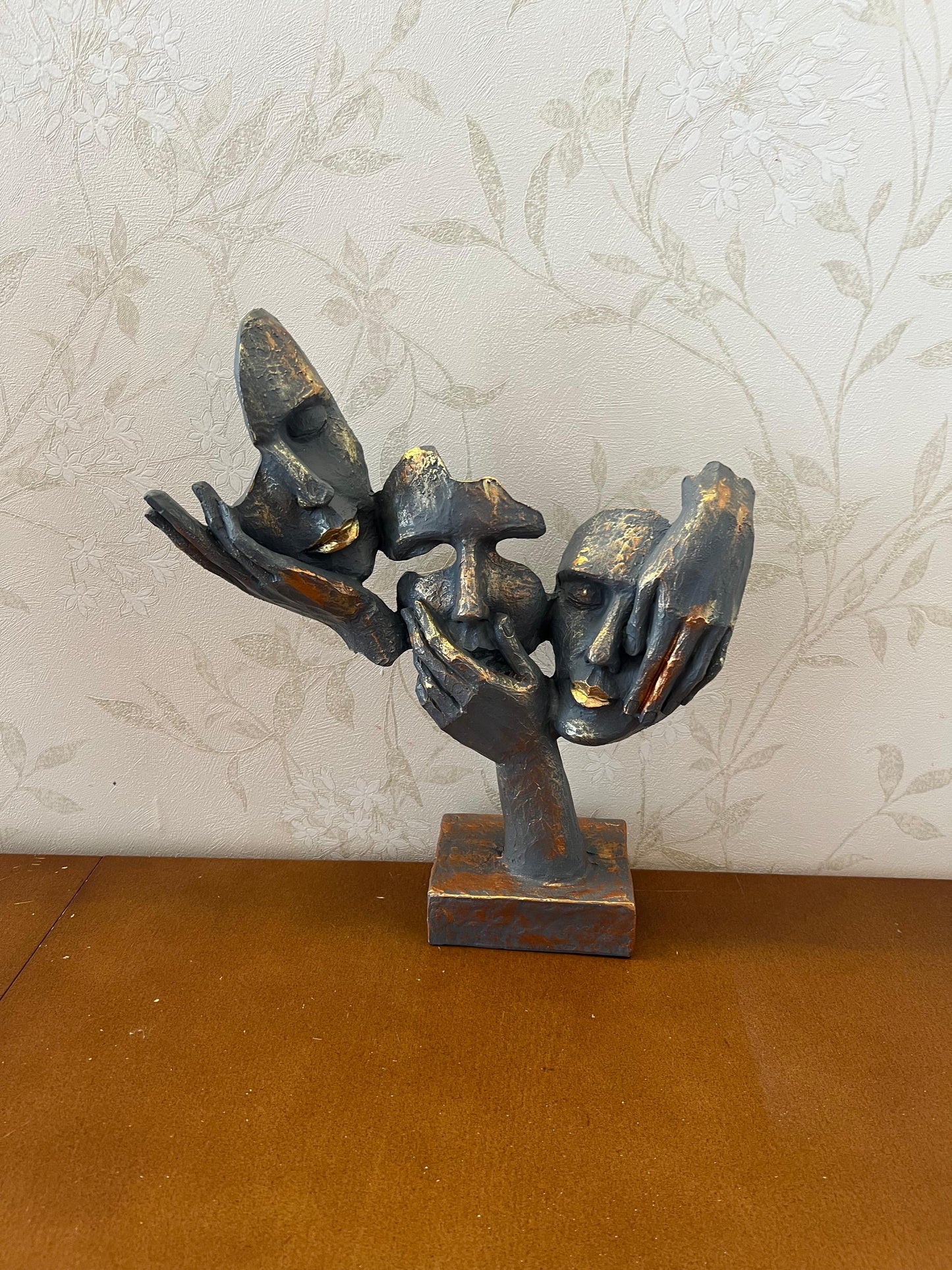 Abstrakte Statue mit drei Gesichtern auf der Hand, Tischdekoration, moderne Gesichtsskulptur, abstraktes Design-Dekor, Gesichtsskulptur, Gesichtsstatue, Gesichtsdekor, Gesichtsobjekte, Gesichtsfigur