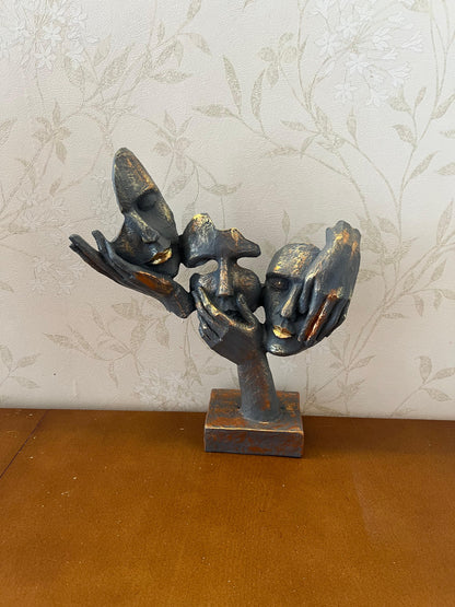 Abstrakte Statue mit drei Gesichtern auf der Hand, Tischdekoration, moderne Gesichtsskulptur, abstraktes Design-Dekor, Gesichtsskulptur, Gesichtsstatue, Gesichtsdekor, Gesichtsobjekte, Gesichtsfigur