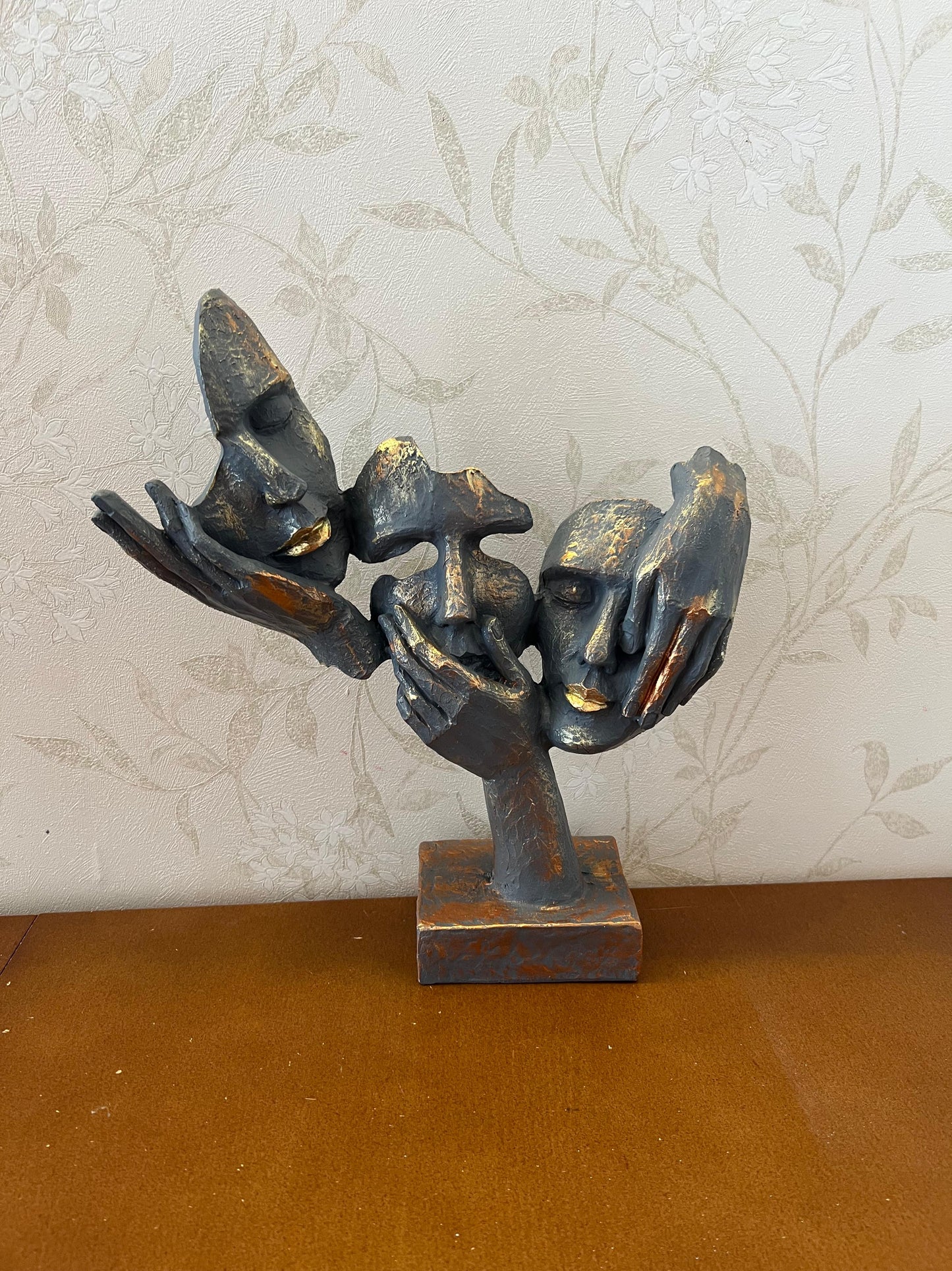 Abstrakte Statue mit drei Gesichtern auf der Hand, Tischdekoration, moderne Gesichtsskulptur, abstraktes Design-Dekor, Gesichtsskulptur, Gesichtsstatue, Gesichtsdekor, Gesichtsobjekte, Gesichtsfigur