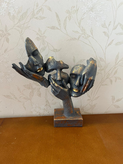 Abstrakte Statue mit drei Gesichtern auf der Hand, Tischdekoration, moderne Gesichtsskulptur, abstraktes Design-Dekor, Gesichtsskulptur, Gesichtsstatue, Gesichtsdekor, Gesichtsobjekte, Gesichtsfigur