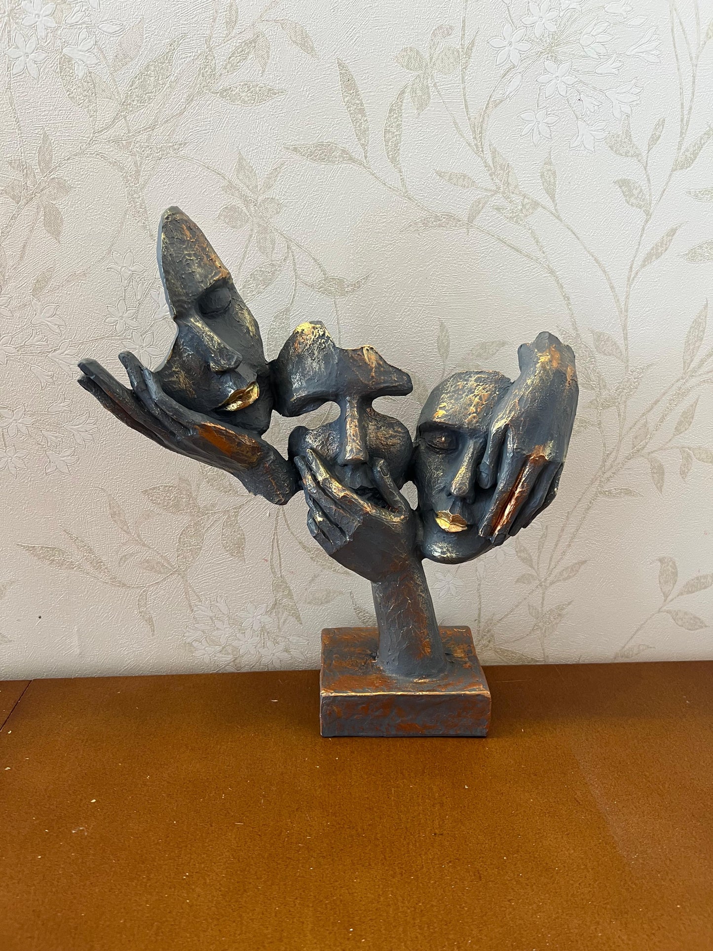 Abstrakte Statue mit drei Gesichtern auf der Hand, Tischdekoration, moderne Gesichtsskulptur, abstraktes Design-Dekor, Gesichtsskulptur, Gesichtsstatue, Gesichtsdekor, Gesichtsobjekte, Gesichtsfigur