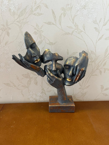 Abstrakte Statue mit drei Gesichtern auf der Hand, Tischdekoration, moderne Gesichtsskulptur, abstraktes Design-Dekor, Gesichtsskulptur, Gesichtsstatue, Gesichtsdekor, Gesichtsobjekte, Gesichtsfigur