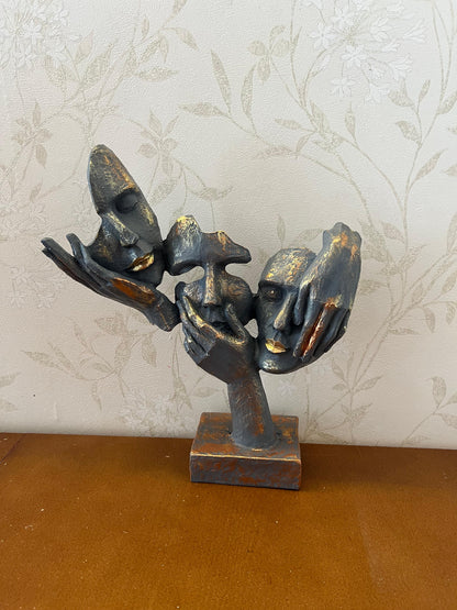 Abstrakte Statue mit drei Gesichtern auf der Hand, Tischdekoration, moderne Gesichtsskulptur, abstraktes Design-Dekor, Gesichtsskulptur, Gesichtsstatue, Gesichtsdekor, Gesichtsobjekte, Gesichtsfigur