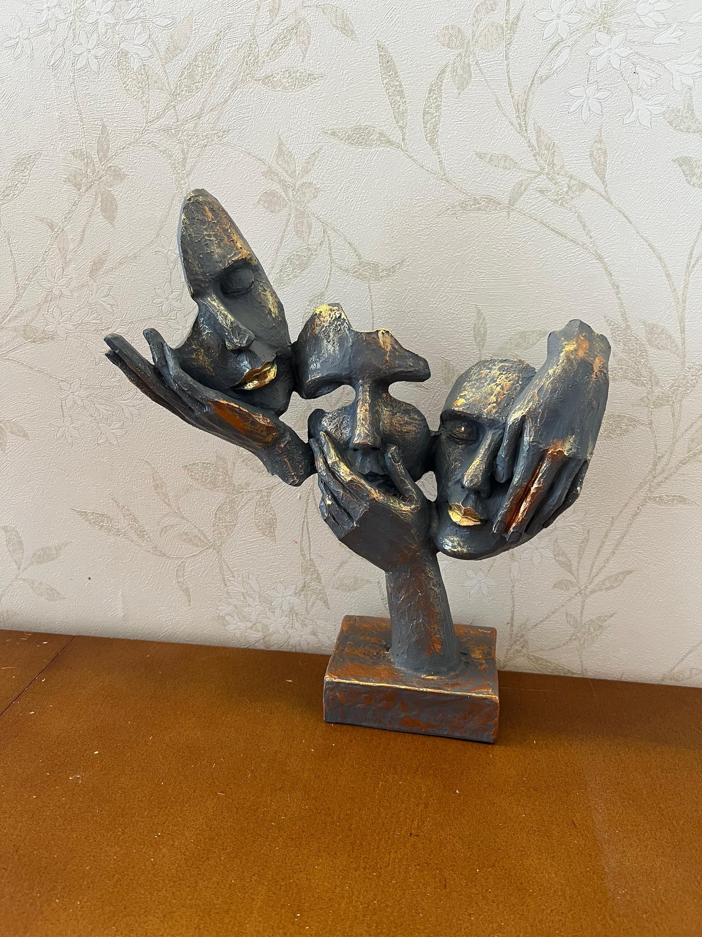 Abstrakte Statue mit drei Gesichtern auf der Hand, Tischdekoration, moderne Gesichtsskulptur, abstraktes Design-Dekor, Gesichtsskulptur, Gesichtsstatue, Gesichtsdekor, Gesichtsobjekte, Gesichtsfigur