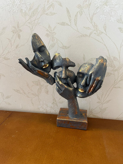 Abstrakte Statue mit drei Gesichtern auf der Hand, Tischdekoration, moderne Gesichtsskulptur, abstraktes Design-Dekor, Gesichtsskulptur, Gesichtsstatue, Gesichtsdekor, Gesichtsobjekte, Gesichtsfigur