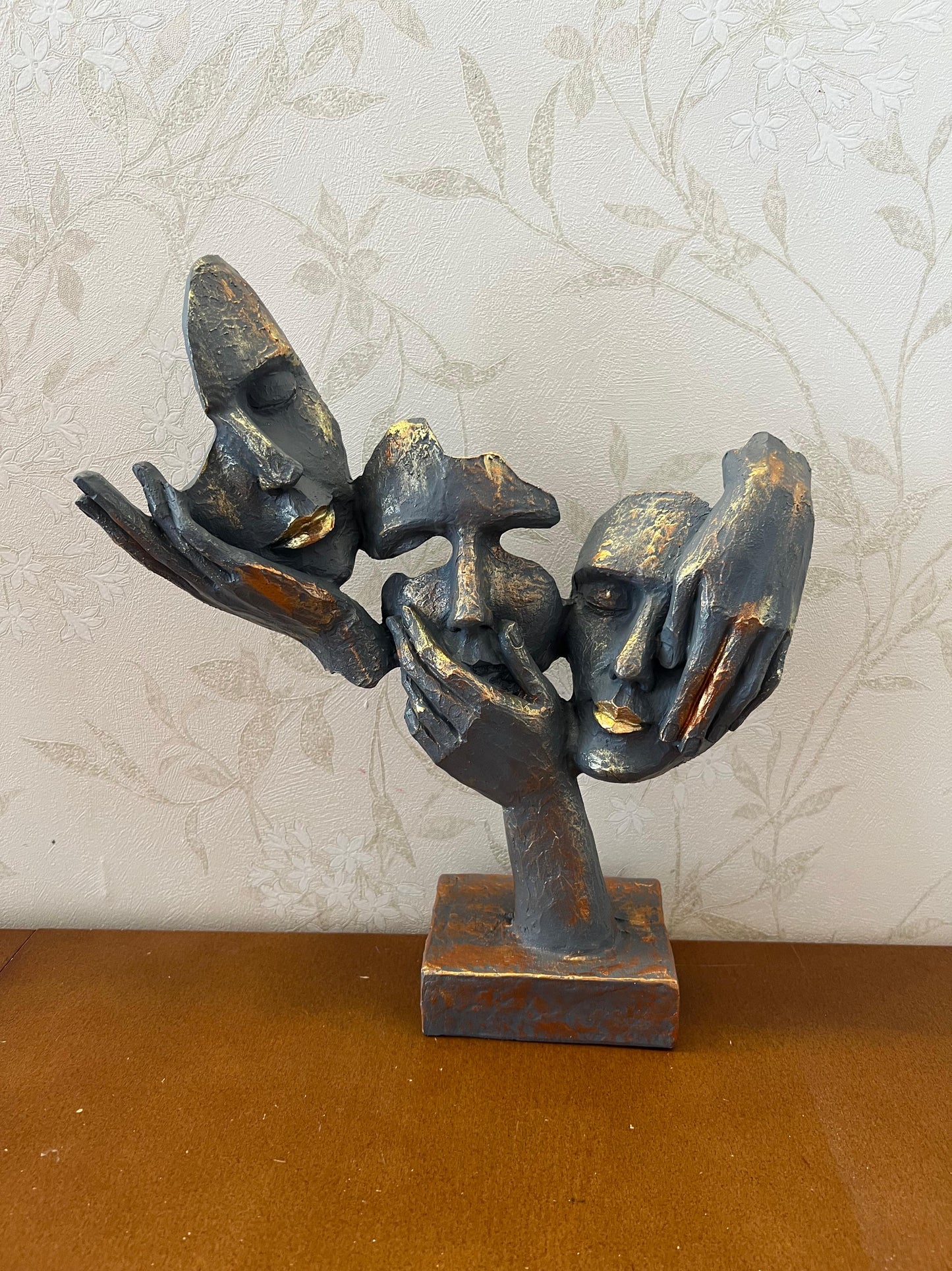 Abstrakte Statue mit drei Gesichtern auf der Hand, Tischdekoration, moderne Gesichtsskulptur, abstraktes Design-Dekor, Gesichtsskulptur, Gesichtsstatue, Gesichtsdekor, Gesichtsobjekte, Gesichtsfigur