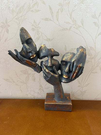 Abstrakte Statue mit drei Gesichtern auf der Hand, Tischdekoration, moderne Gesichtsskulptur, abstraktes Design-Dekor, Gesichtsskulptur, Gesichtsstatue, Gesichtsdekor, Gesichtsobjekte, Gesichtsfigur