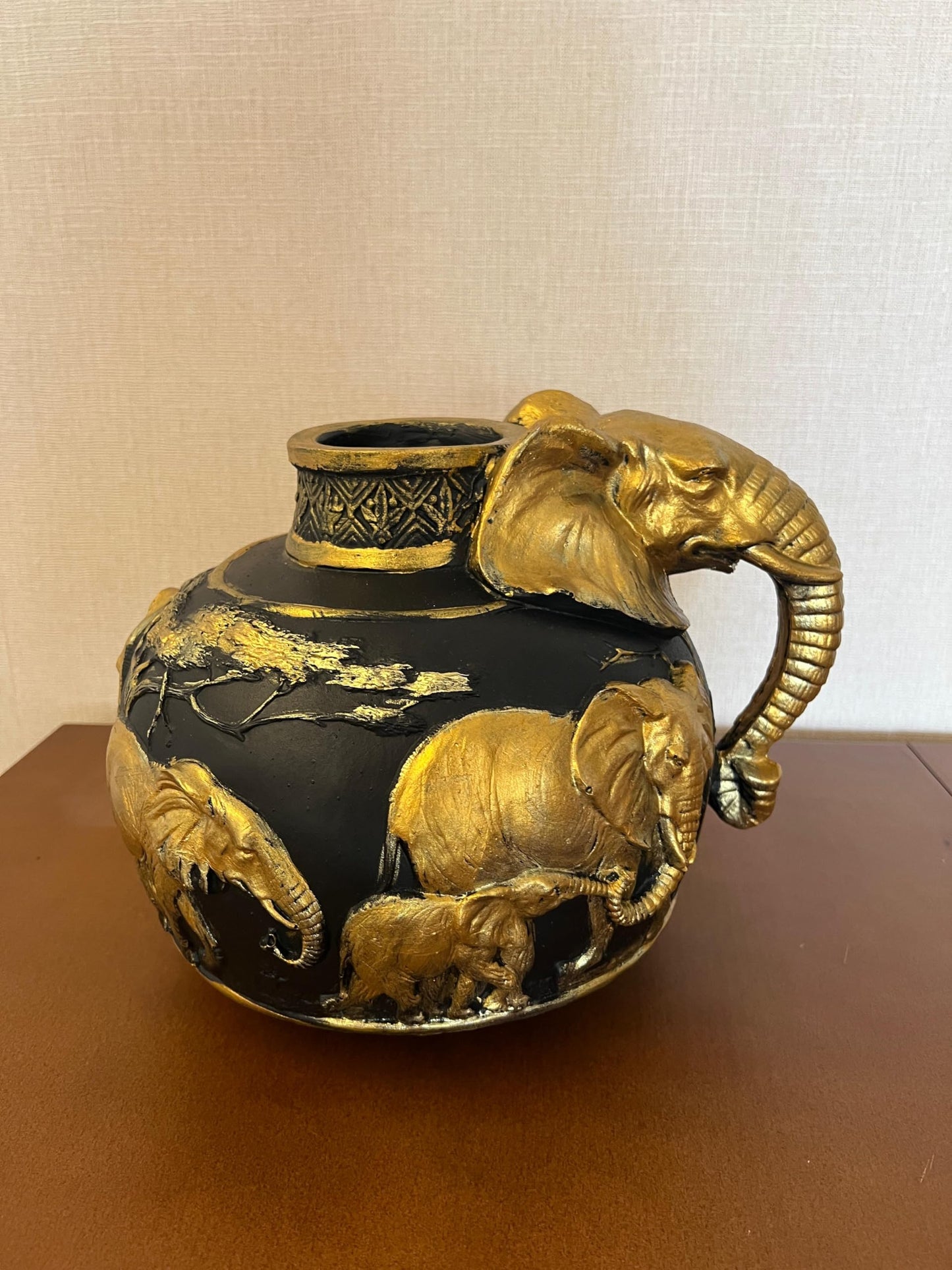 Elefantenvase, handgefertigtes Safari-Dekor, Wildlife Art Decor, Elefanten-Henkelvase, exotisches Wohndekor, Elefantenvase-Dekor, afrikanische Vase, Wildlife Vase