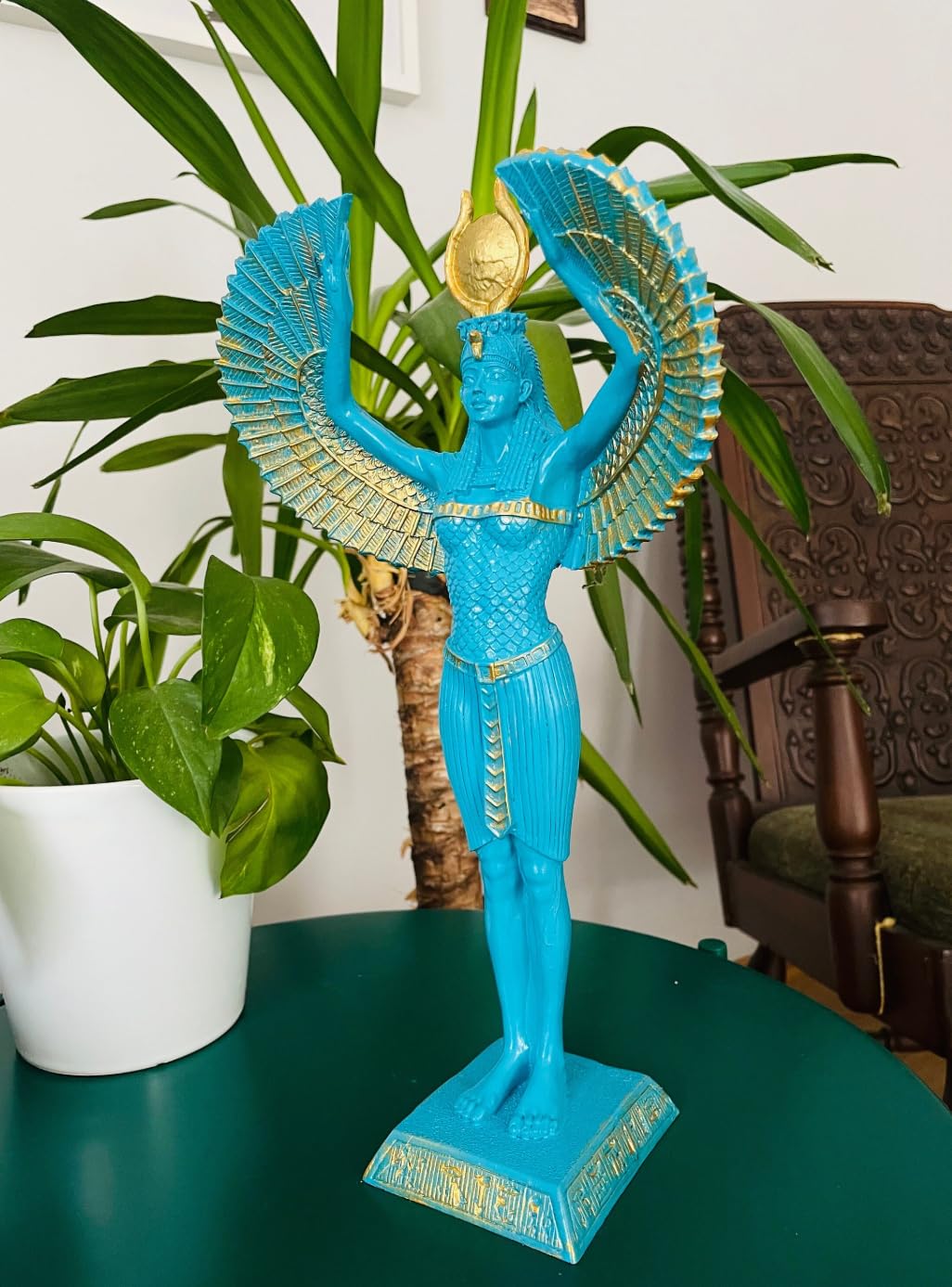 Ägyptische Isis-Statue mit offenen Flügeln, Ägyptische Isis-Statue mit Flügeln, Isis-Statue mit offenen Flügeln, Isis-Statue aus Polyester