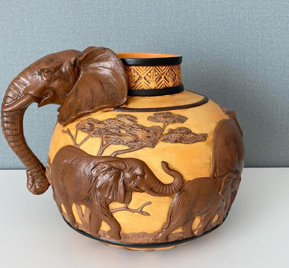 Elefantenvase, handgefertigtes Safari-Dekor, Wildlife Art Decor, Elefanten-Henkelvase, exotisches Wohndekor, Elefantenvase-Dekor, afrikanische Vase, Wildlife Vase