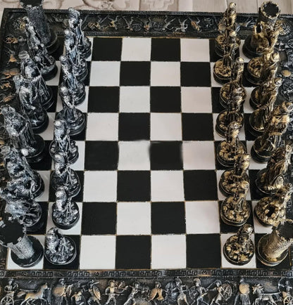 Historical Chess Set with Decorative Board, Medieval Chess Set with Detailed Warrior Pieces, Antique Look Chess Set with Medieval Figures