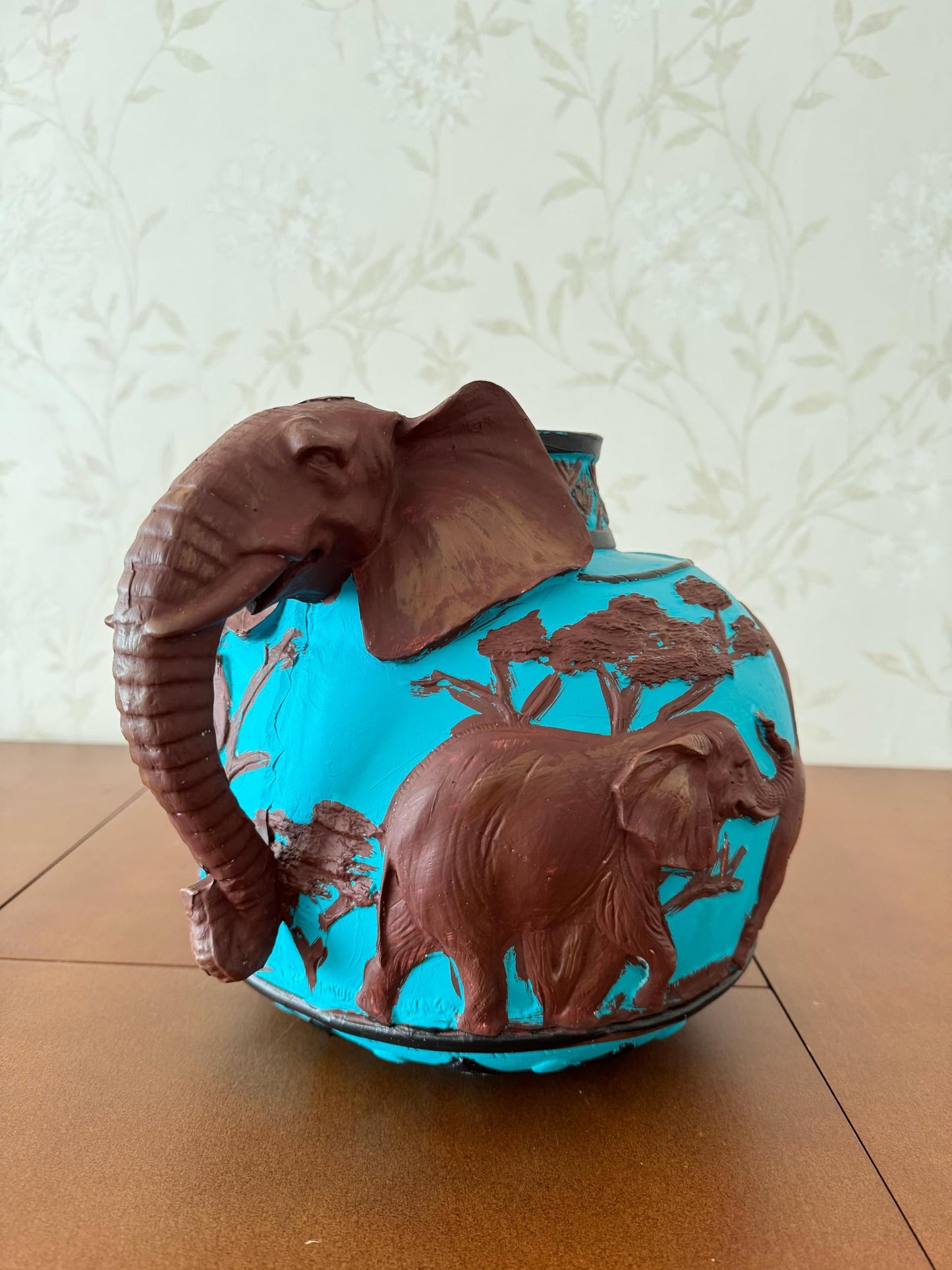 Elefantenvase, handgefertigtes Safari-Dekor, Wildlife Art Decor, Elefanten-Henkelvase, exotisches Wohndekor, Elefantenvase-Dekor, afrikanische Vase, Wildlife Vase