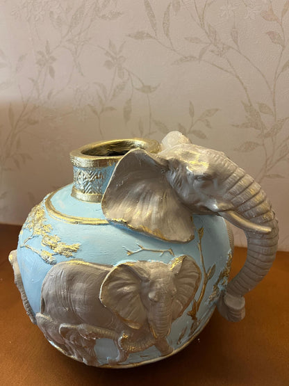 Elefantenvase, handgefertigtes Safari-Dekor, Wildlife Art Decor, Elefanten-Henkelvase, exotisches Wohndekor, Elefantenvase-Dekor, afrikanische Vase, Wildlife Vase