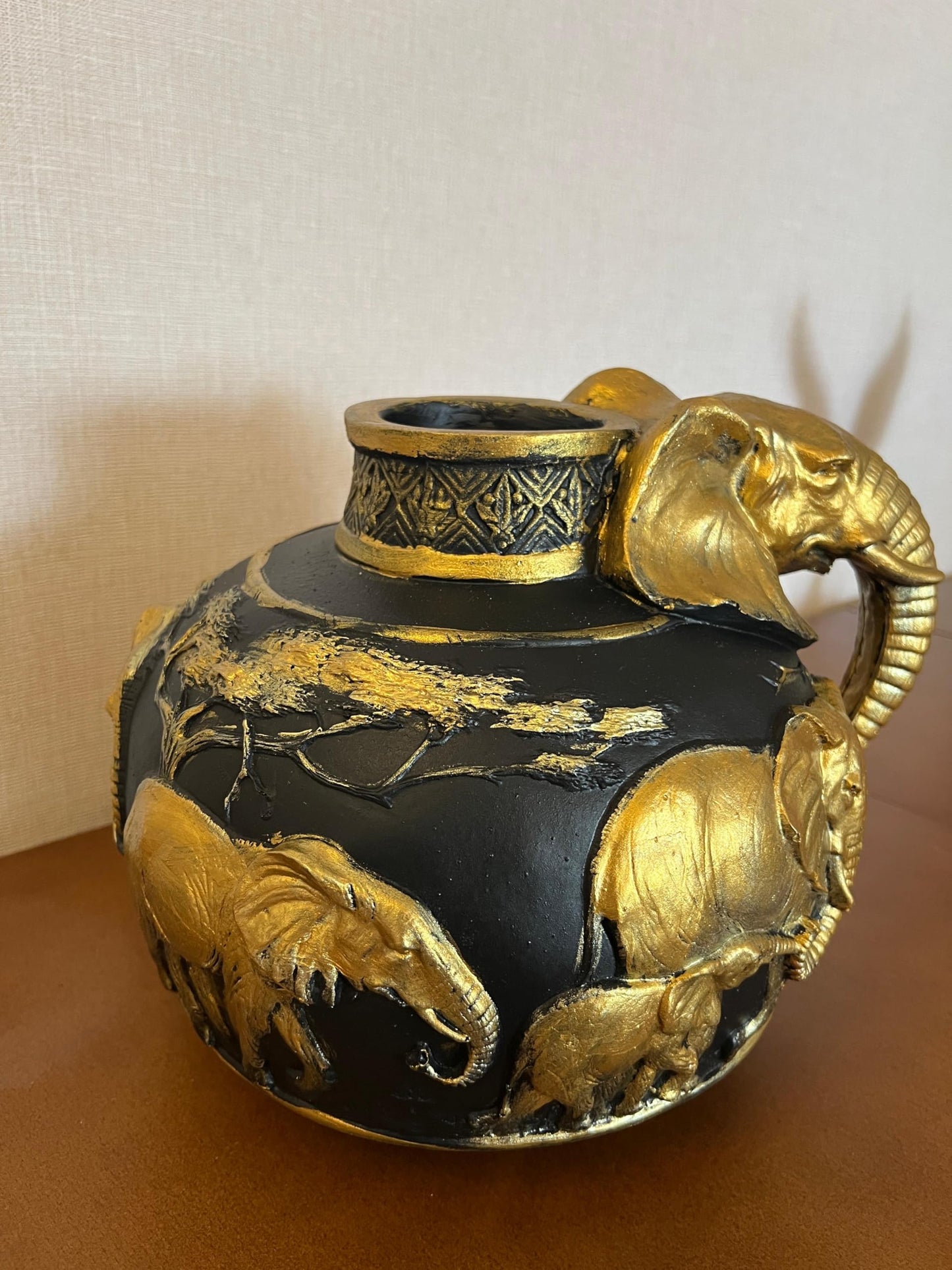 Elefantenvase, handgefertigtes Safari-Dekor, Wildlife Art Decor, Elefanten-Henkelvase, exotisches Wohndekor, Elefantenvase-Dekor, afrikanische Vase, Wildlife Vase