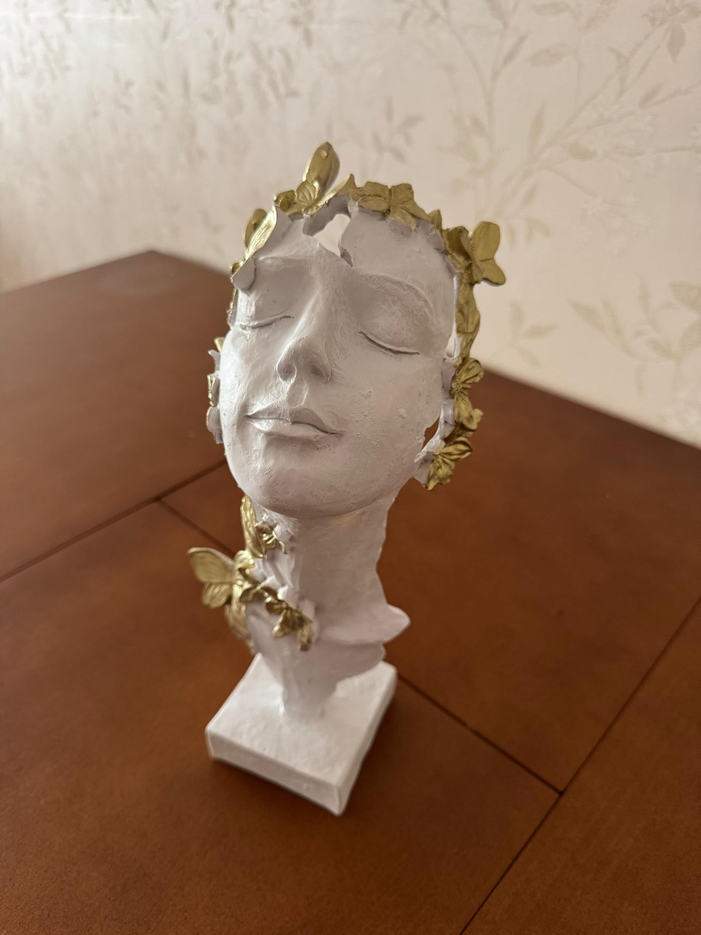 Scultura artistica di volto di ragazza con fiori, decorazione artistica di volto floreale, decorazione astratta femminile, scultura di volto con farfalle, decorazione di farfalle, statua di farfalle