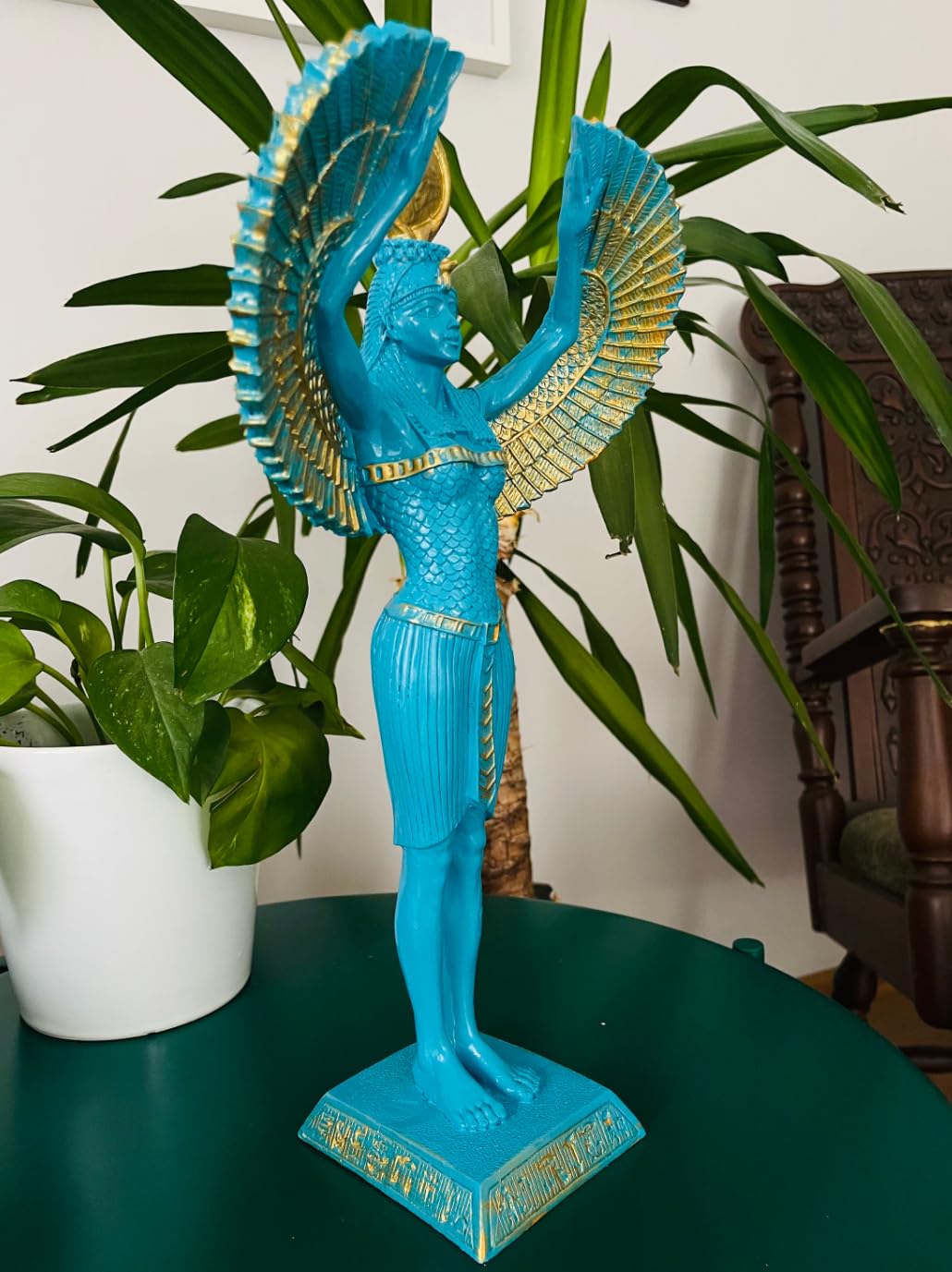 Ägyptische Isis-Statue mit offenen Flügeln, Ägyptische Isis-Statue mit Flügeln, Isis-Statue mit offenen Flügeln, Isis-Statue aus Polyester