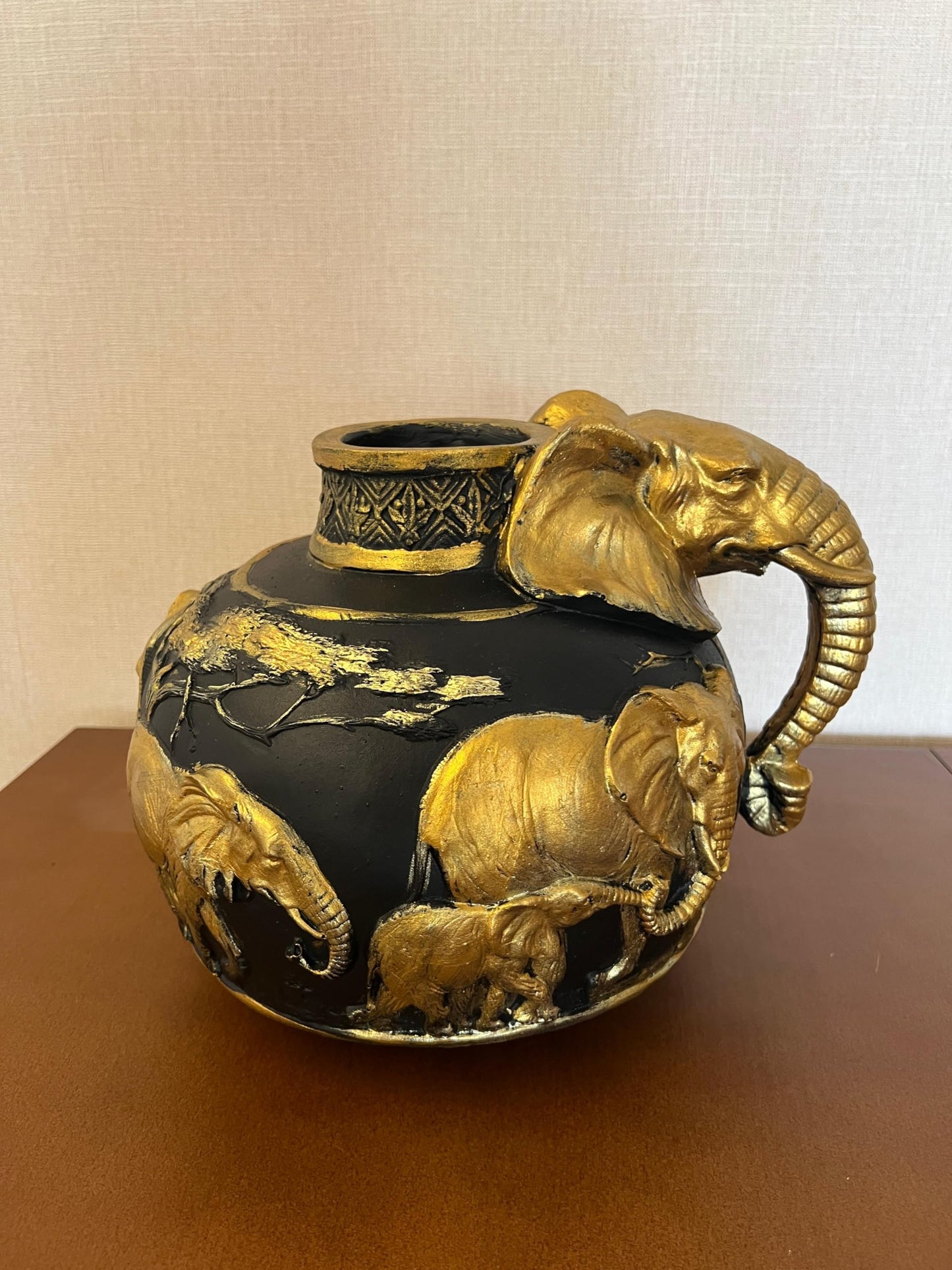 Elefantenvase, handgefertigtes Safari-Dekor, Wildlife Art Decor, Elefanten-Henkelvase, exotisches Wohndekor, Elefantenvase-Dekor, afrikanische Vase, Wildlife Vase