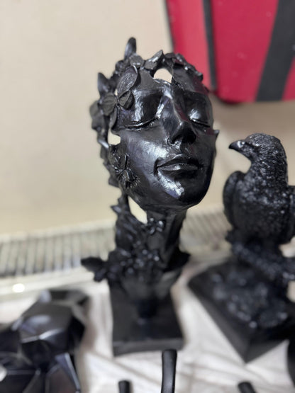 Scultura artistica di volto di ragazza con fiori, decorazione artistica di volto floreale, decorazione astratta femminile, scultura di volto con farfalle, decorazione di farfalle, statua di farfalle