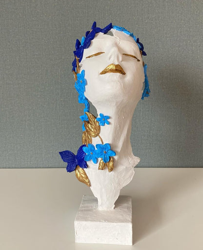 Scultura artistica di volto di ragazza con fiori, decorazione artistica di volto floreale, decorazione astratta femminile, scultura di volto con farfalle, decorazione di farfalle, statua di farfalle