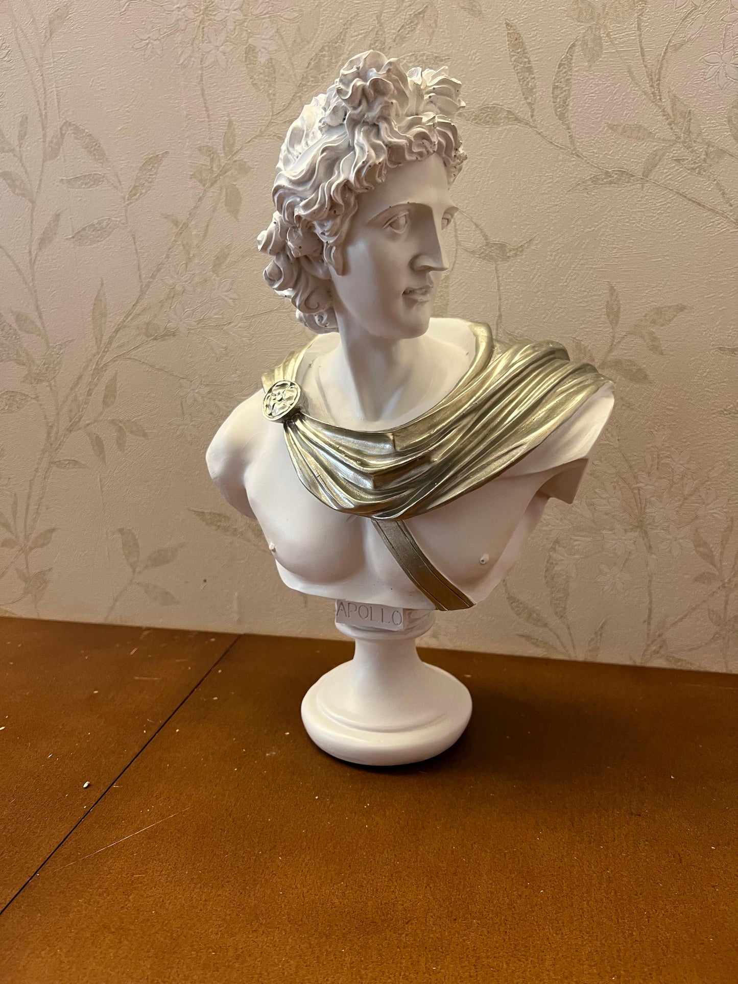 Apollo-Büsten-Skulptur mit bemalten Details, griechische dekorative Büstenstatue, klassische Büste für Wohndekoration, Apollo-Büstenfigur, Apollo-Büsten-Dekor, Apollo-Statue, Apollo-Skulptur