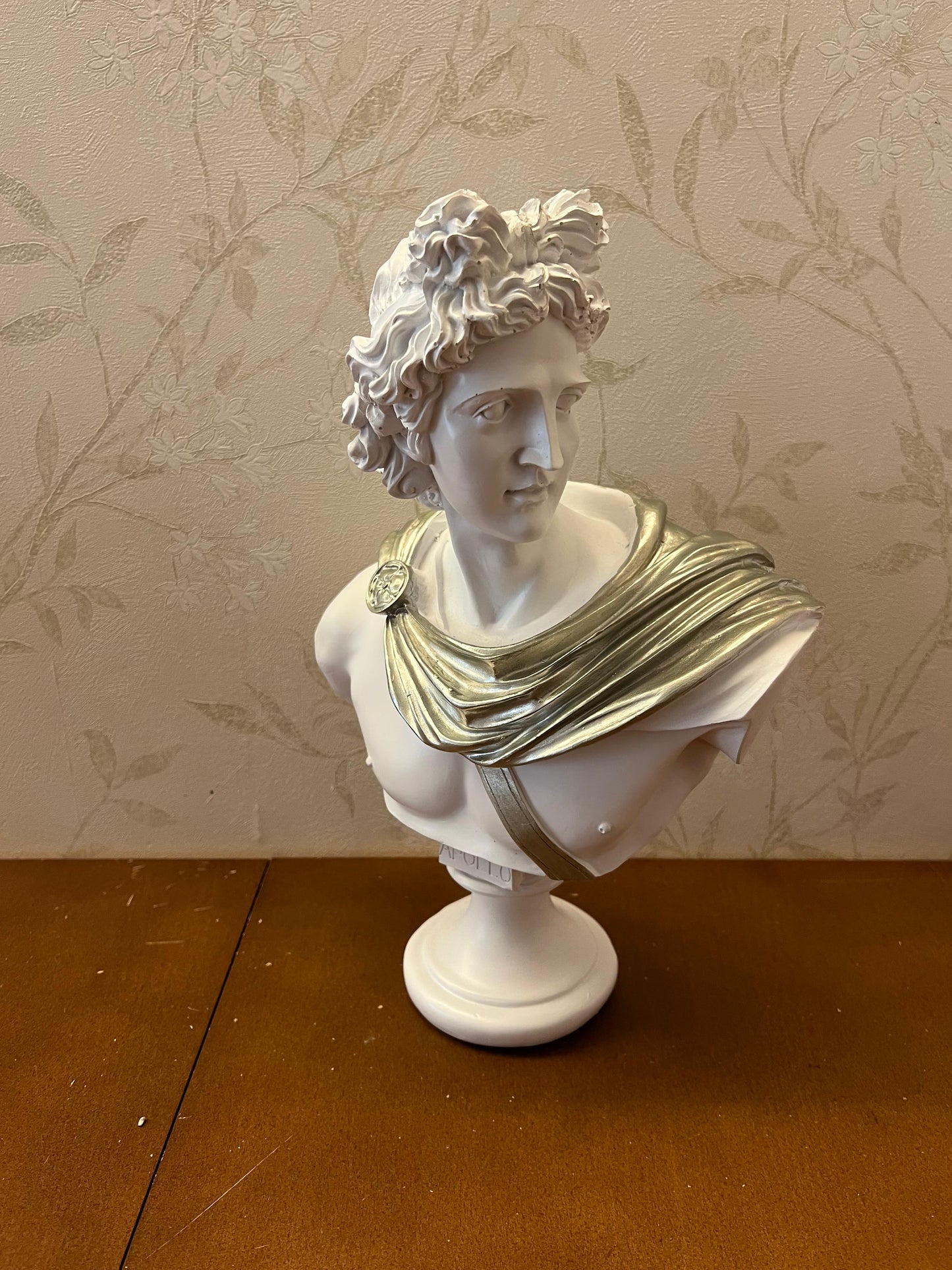Apollo-Büsten-Skulptur mit bemalten Details, griechische dekorative Büstenstatue, klassische Büste für Wohndekoration, Apollo-Büstenfigur, Apollo-Büsten-Dekor, Apollo-Statue, Apollo-Skulptur