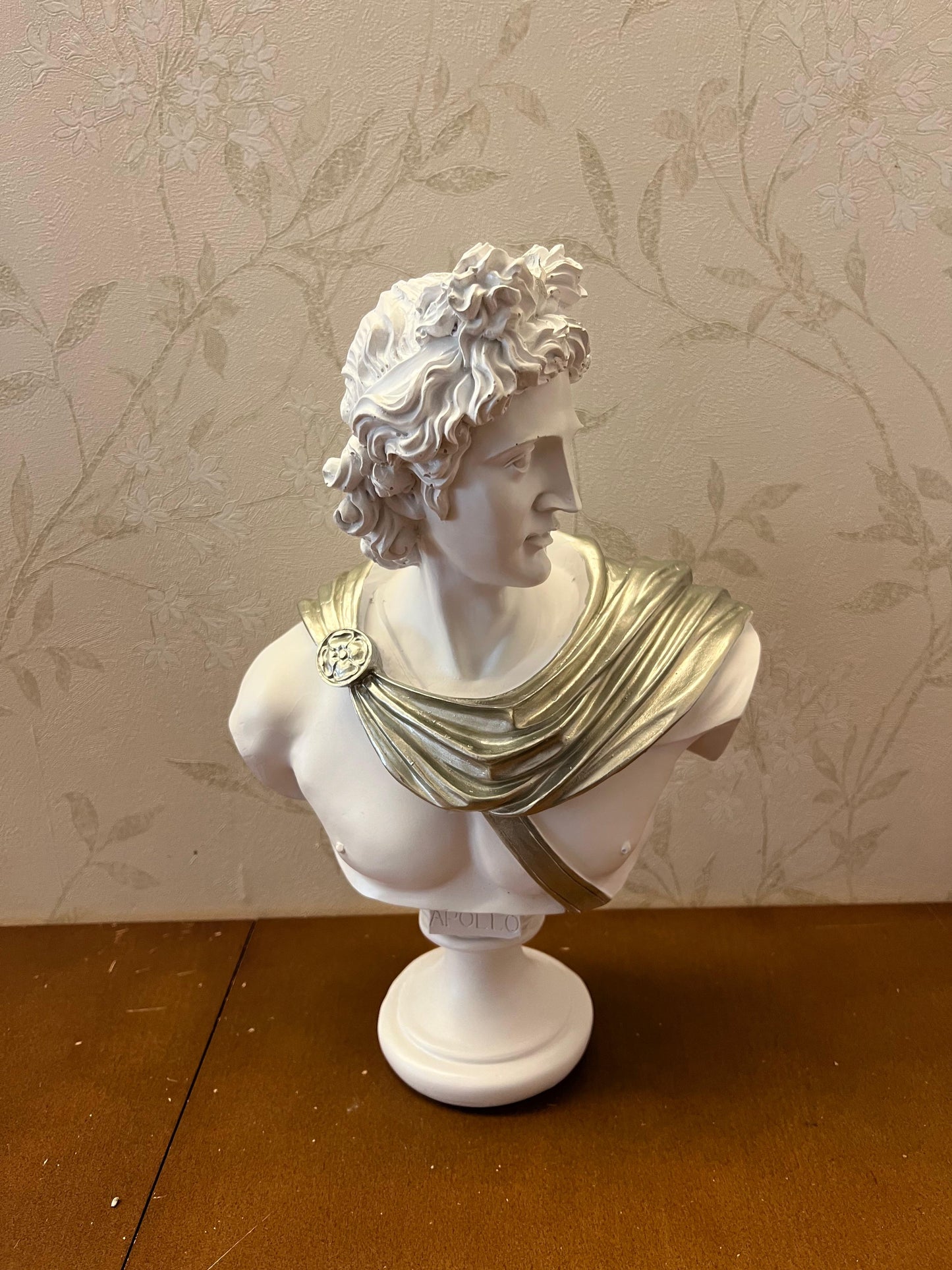 Apollo-Büsten-Skulptur mit bemalten Details, griechische dekorative Büstenstatue, klassische Büste für Wohndekoration, Apollo-Büstenfigur, Apollo-Büsten-Dekor, Apollo-Statue, Apollo-Skulptur