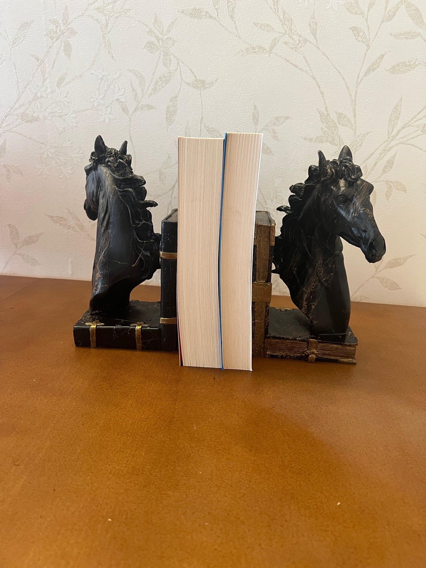 Elegant Horse Bookends, Horse Bookends Decor, Horse Head Bookshelf Decor, Stylish Bookends Gift, Polyester Bookend Set,Horse Statue Bookends